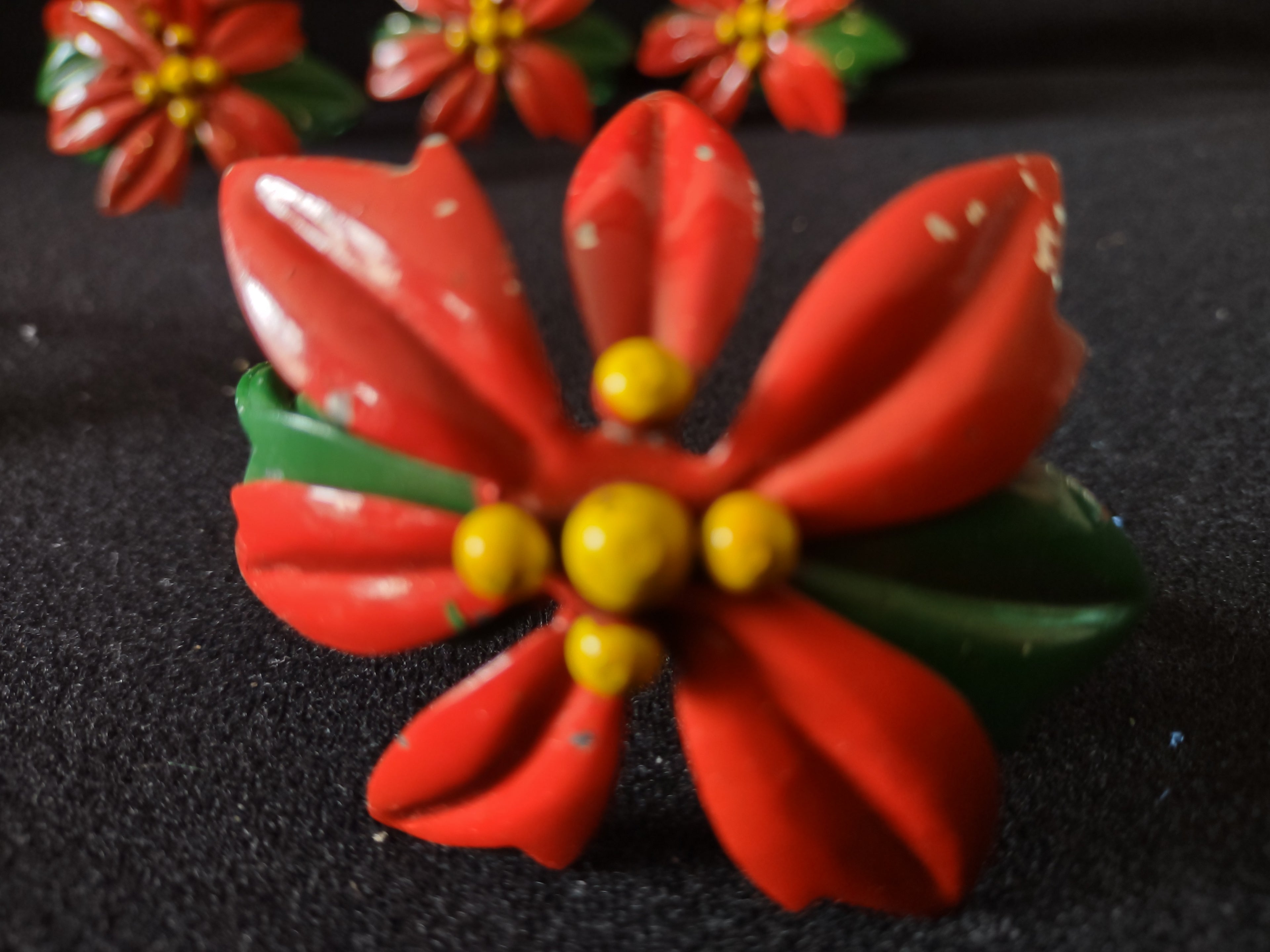 Vintage Christmas Metal Red Poinsettia Napkin Rings Set Of 6 (Lot 4329)