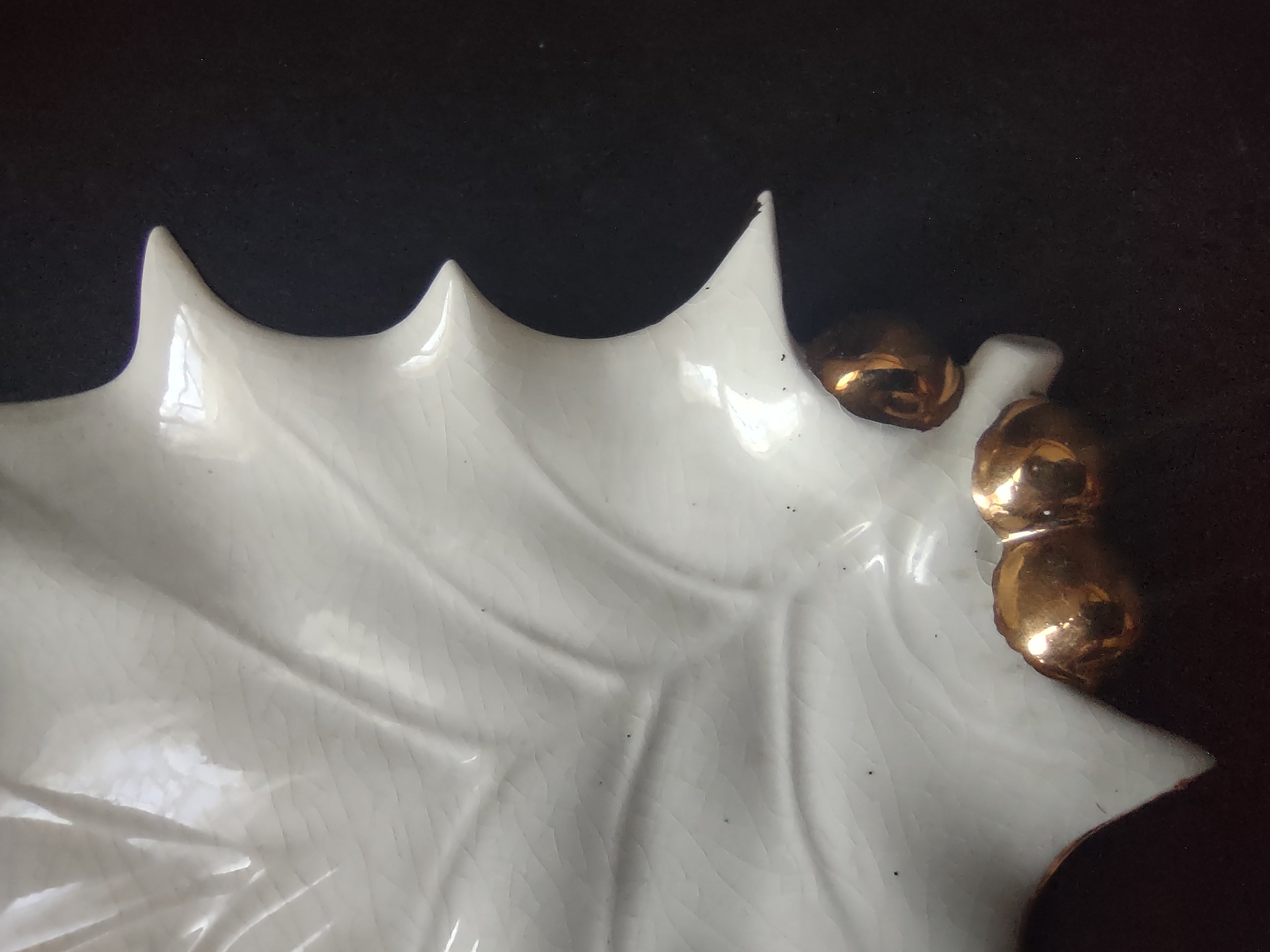 Vintage Three 3 x Ceramic White Gold Holly Leaf Dish (lot 1162)