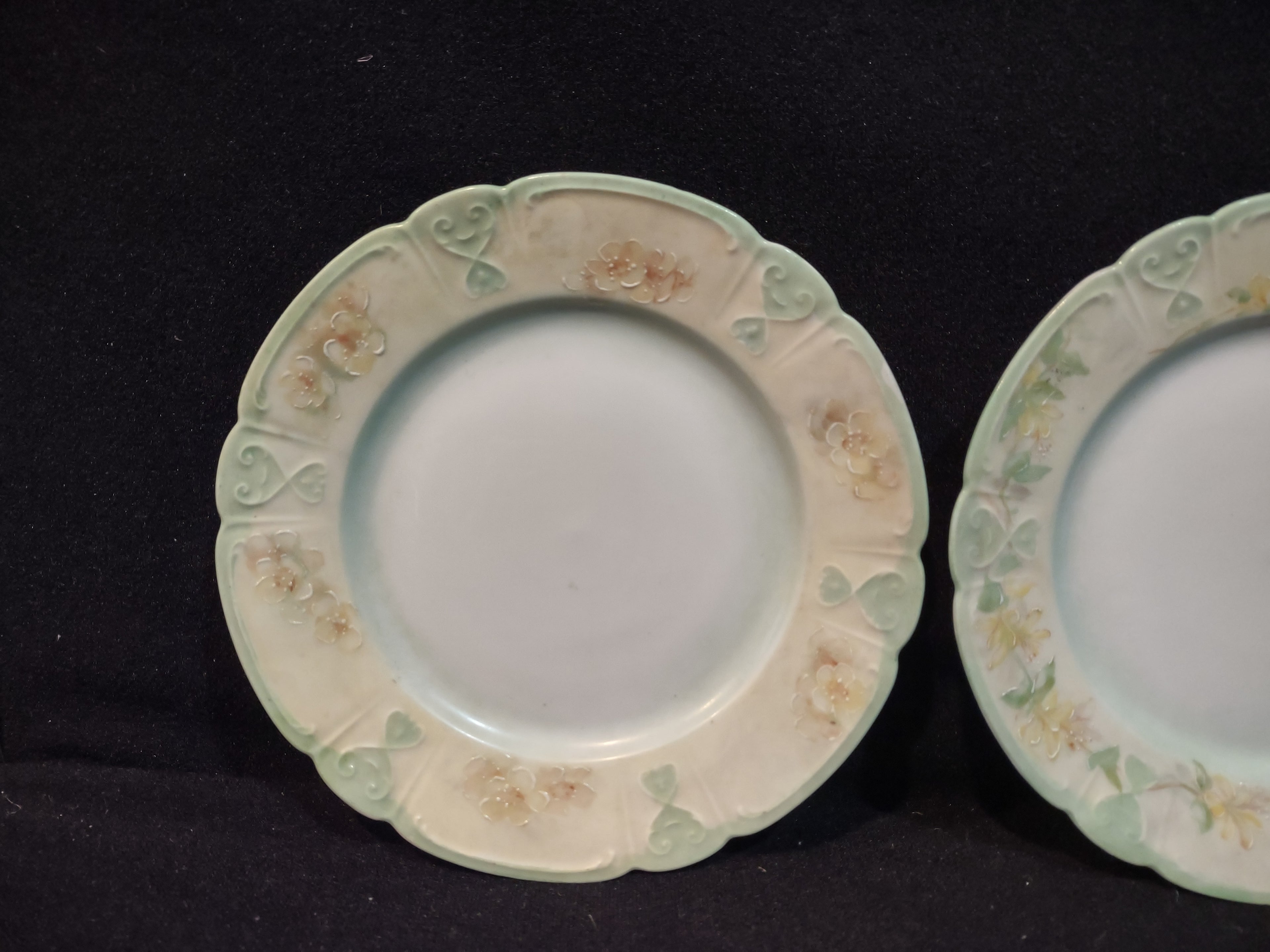 Vintage China 6 " Plate x 2 Floral Pattern Scalloped Green Rim Edge (Lot 5352)