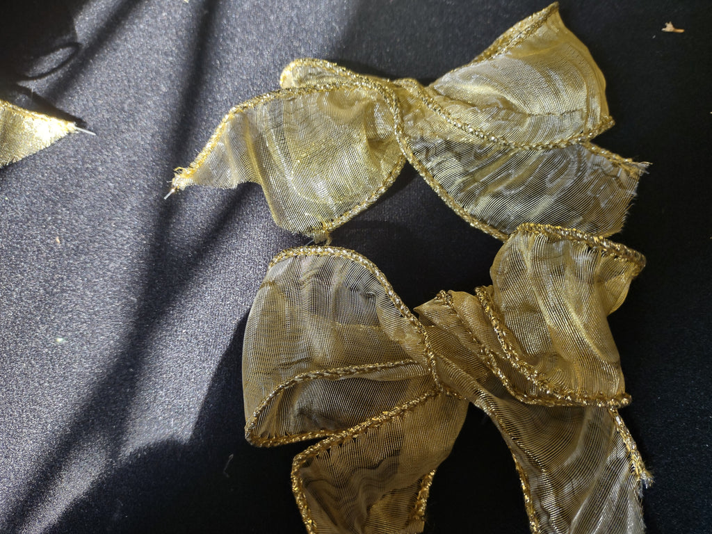 Lot of 27 Golden Ribbon Bows Christmas (lot 1702)