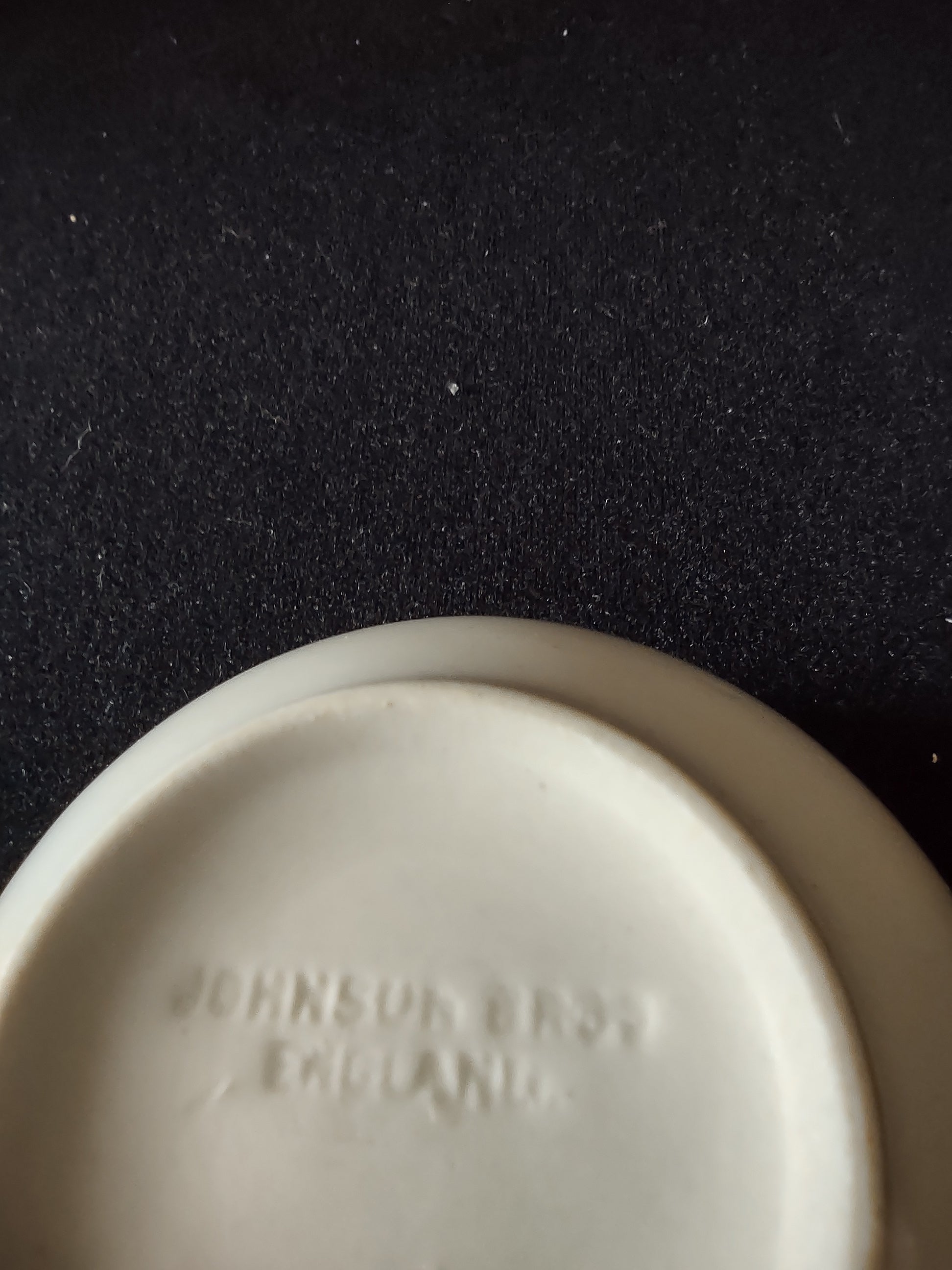 Vintage Johnson Brothers Teacup Saucer Pareek Gold Rimmed Set Of 4 (Lot 5548)