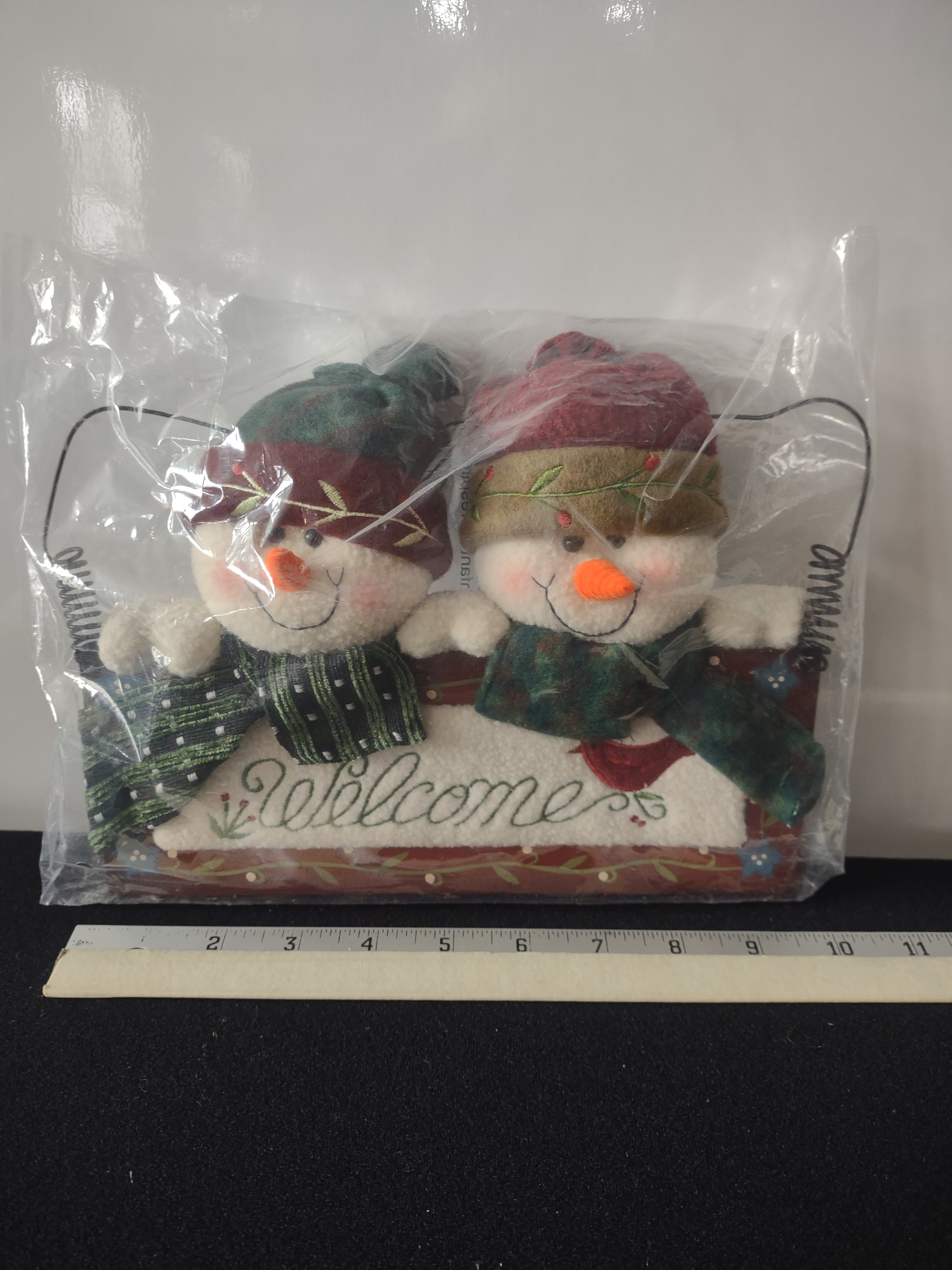 Christmas Winter Plush Snowmen Hats Scarves Welcome Wall Hanging (Lot 4621)