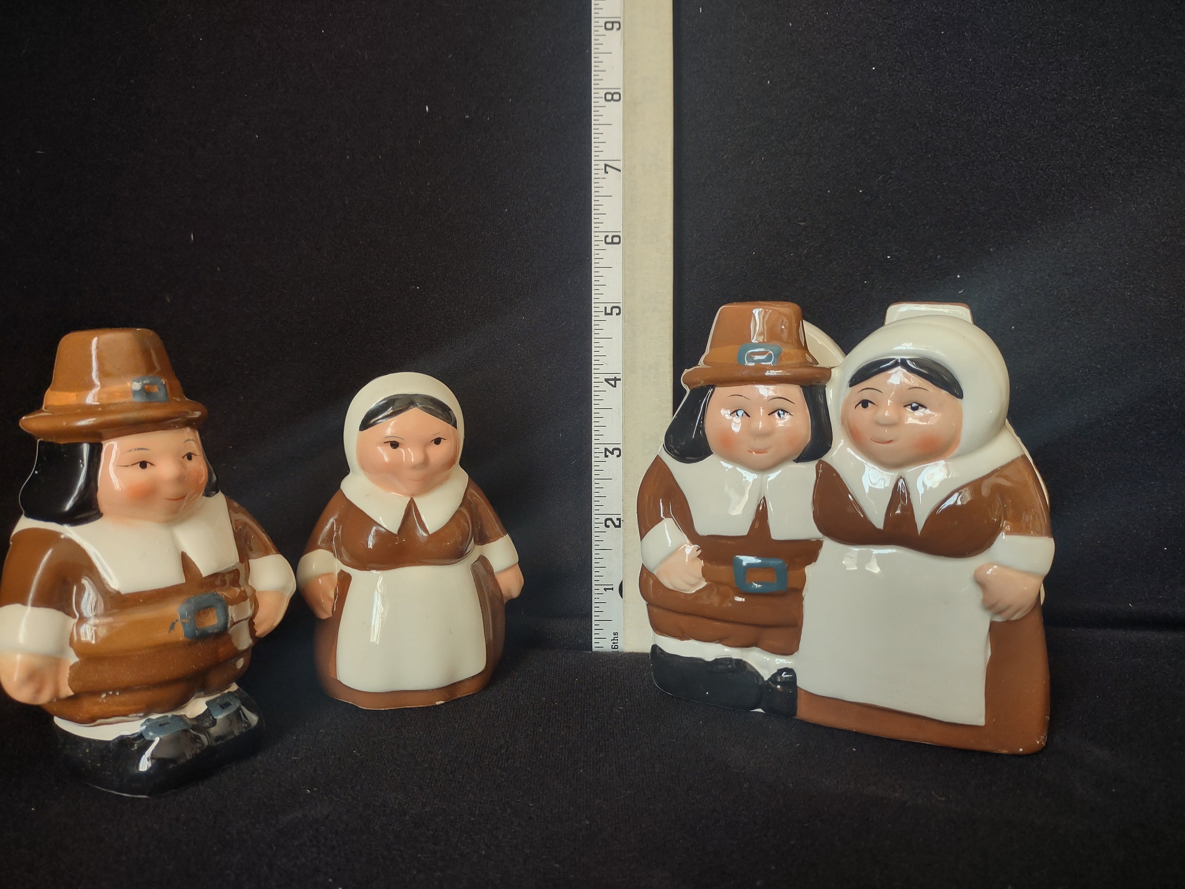 The Pilgrim Pair Thanksgiving Set Salt Pepper Shaker Napkin Holder (lot 2236)