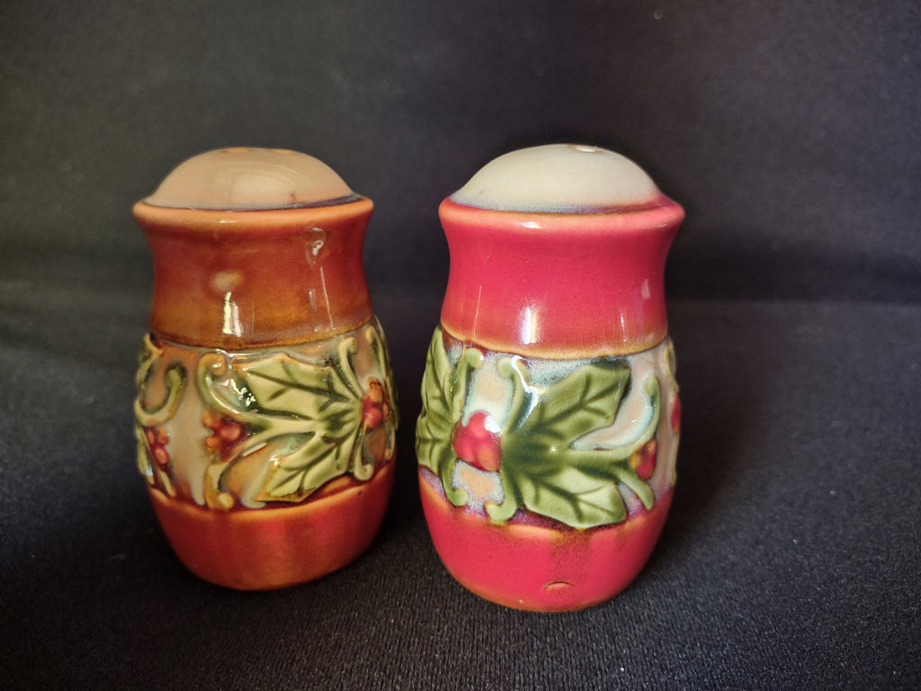 Holiday Thanksgiving Christmas Salt Pepper Shaker Poinsettia Ceramic (lot 1696)
