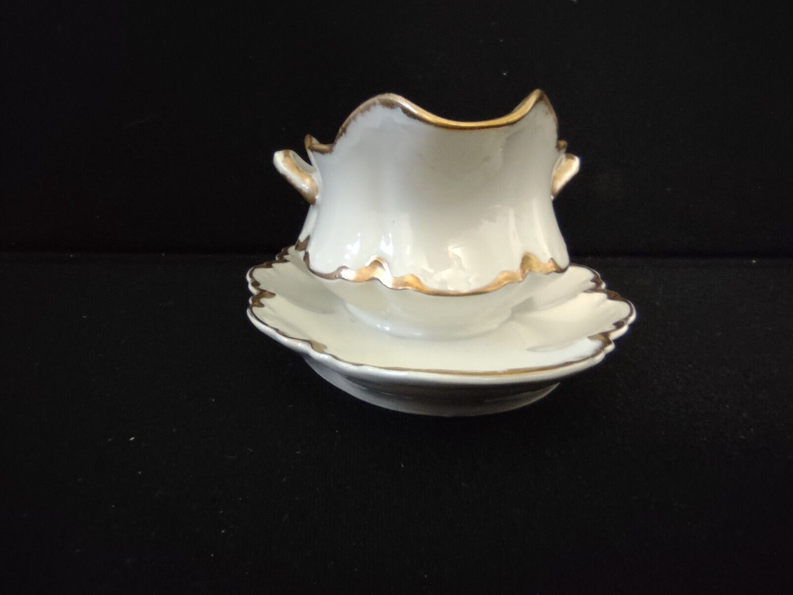 Haviland Limoges Gravy Boat Plate Attached Gold Trim (lot 306)