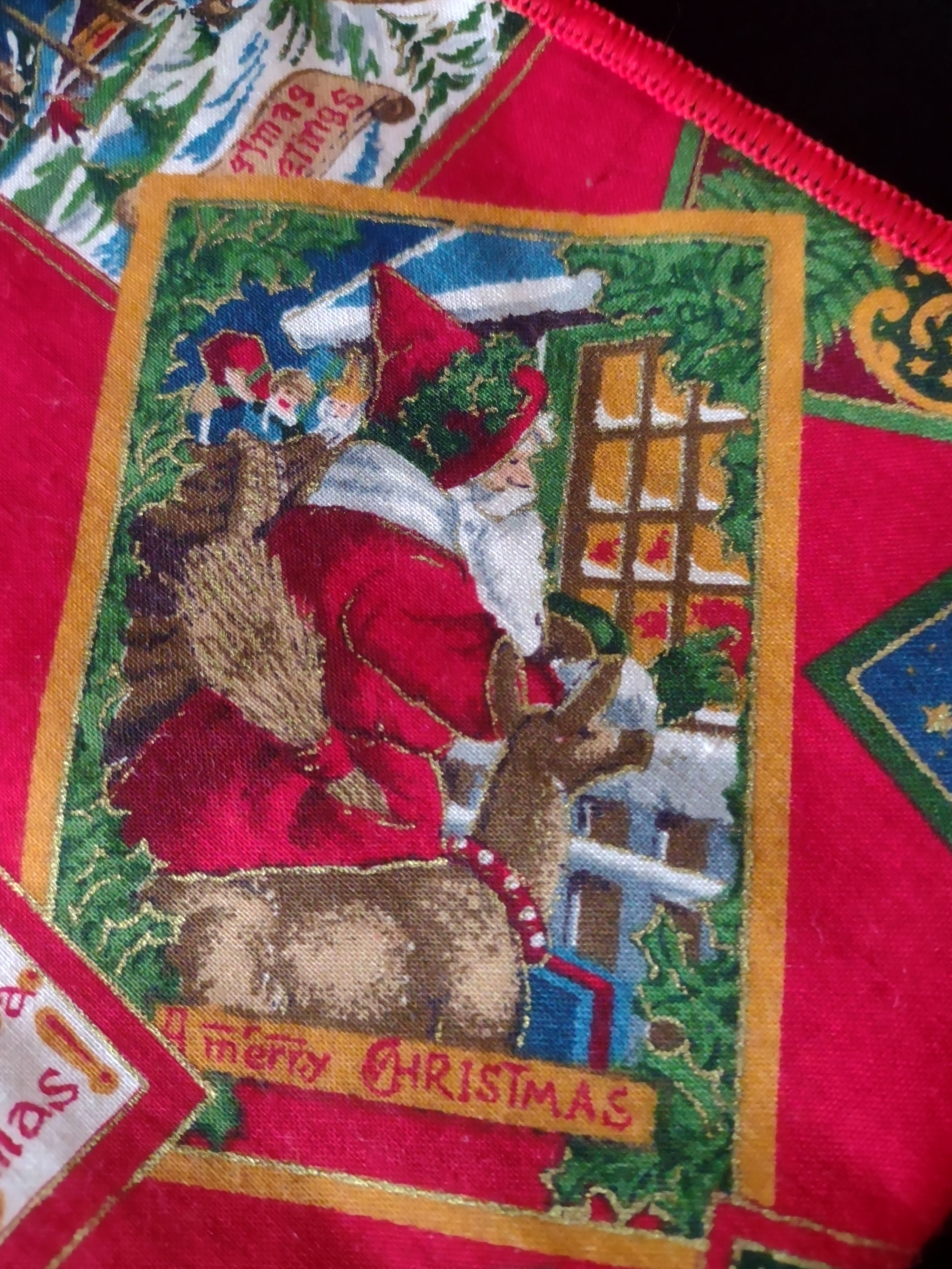 Christmas Red Santa 13x17 Reversible Placemats 16x16 Napkins Set Of 2 (Lot 4571)