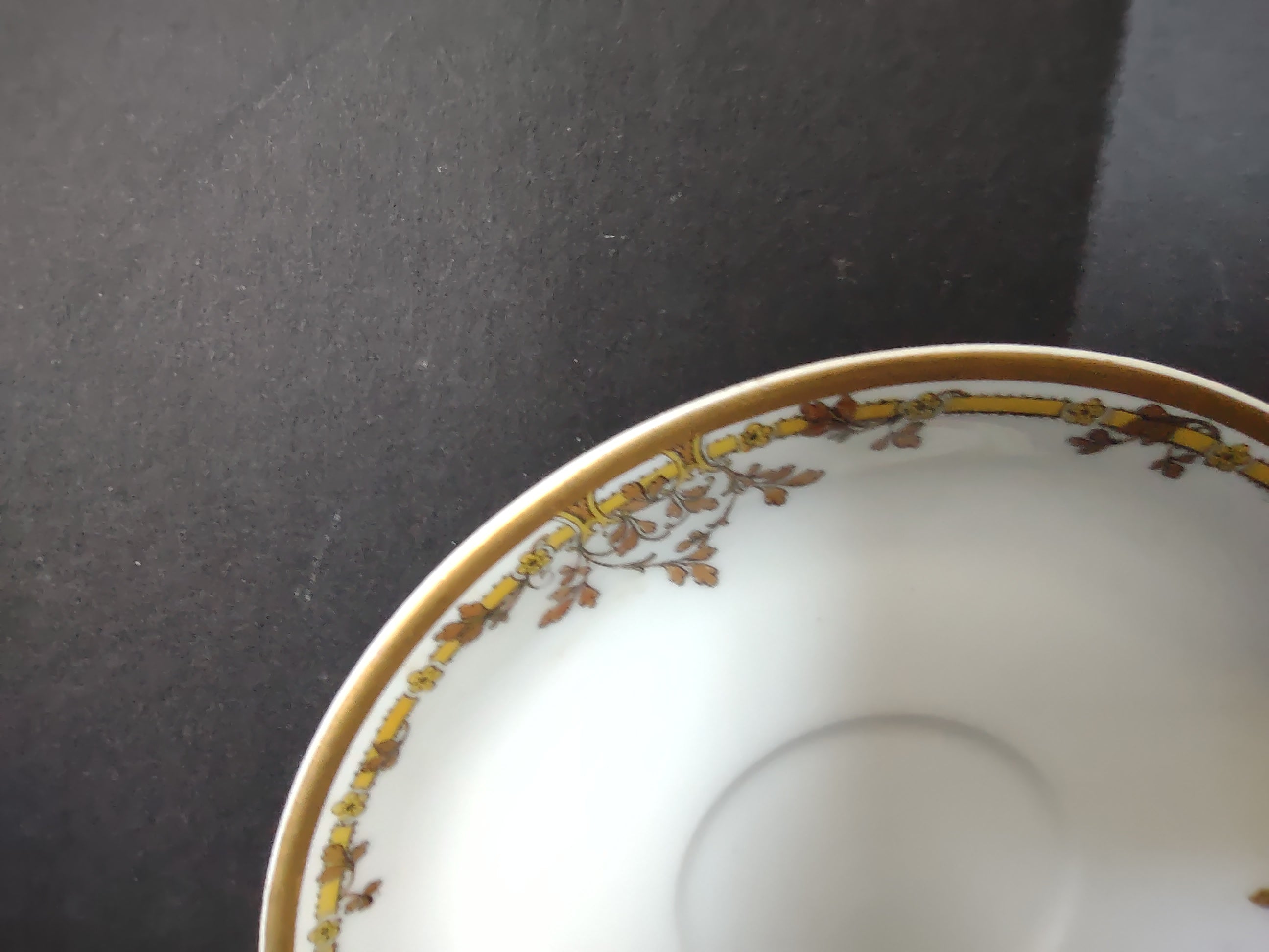 Haviland Limoges Saucer Brown Yellow Design (lot 1054)