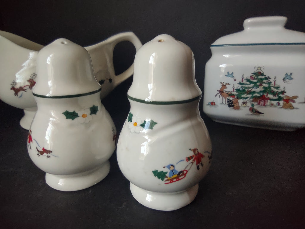 Pfaltzgraff Christmas Gravy Bowl Napkin Holder Salt Pepper Holder (lot 1160)