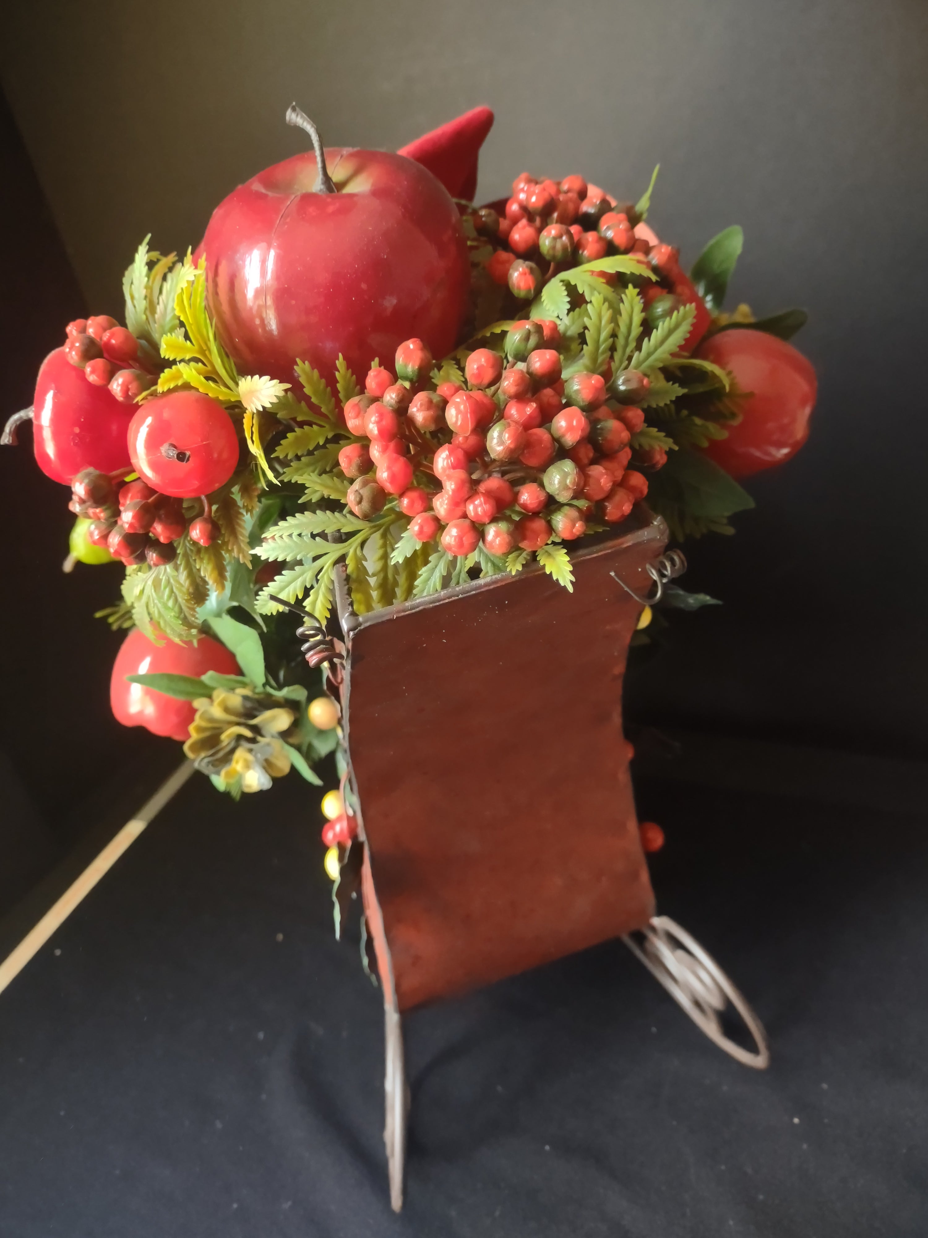 Christmas TabletopCenterpiece Decor Sleigh Apples Nuts Berries Pear (lot 1590)