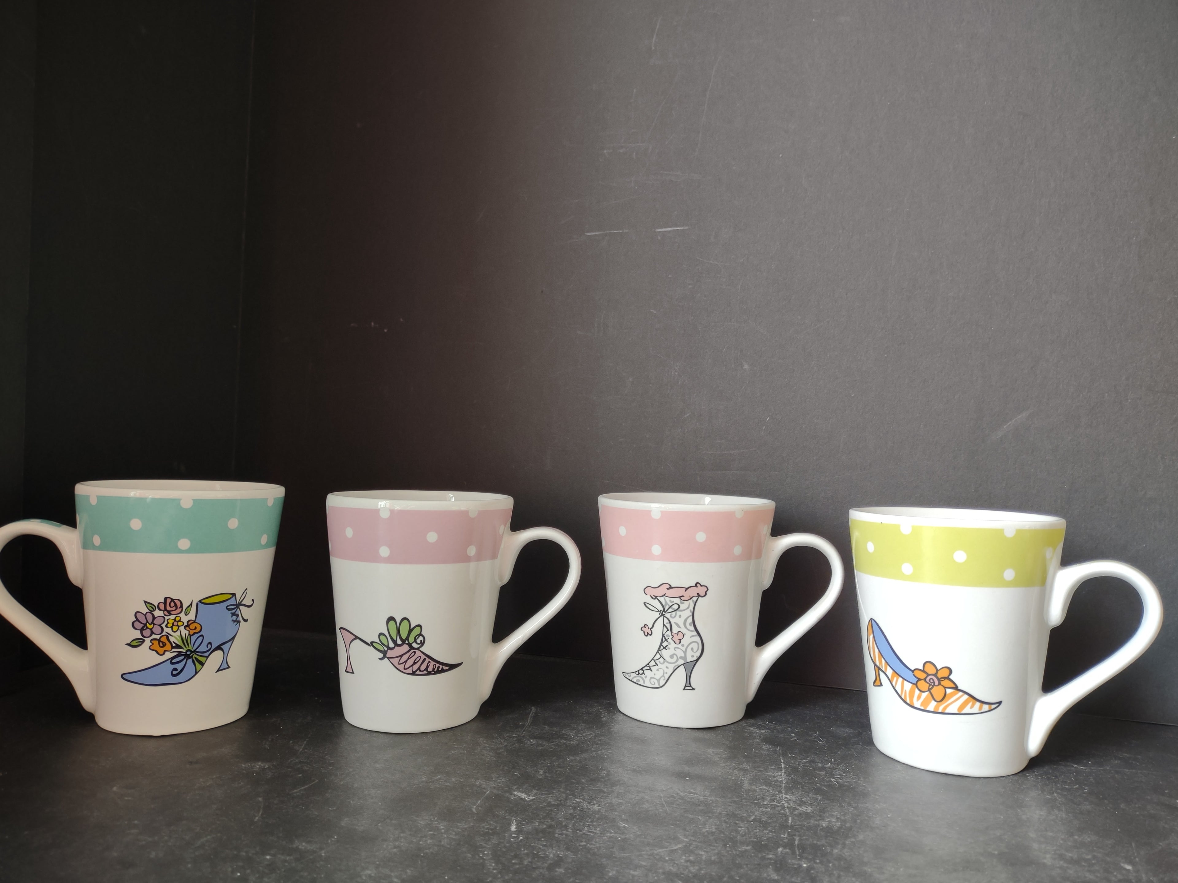 Set of 4 Latte Mugs with Shoe Design Polka Dot (lot 5259)