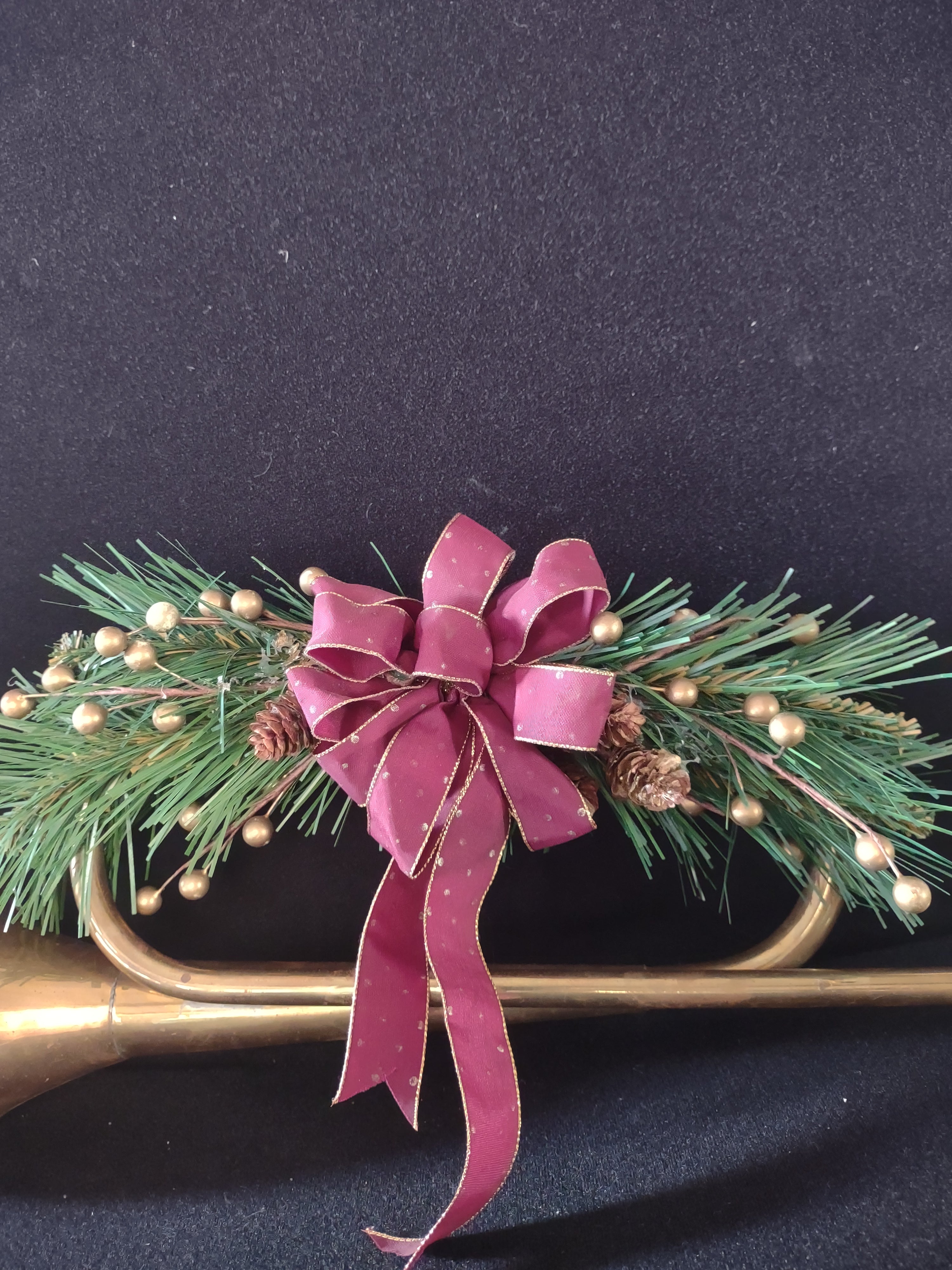 Christmas Brass French Horn Decoration Ribbon Gold Trim Greenery (Lot 4613)