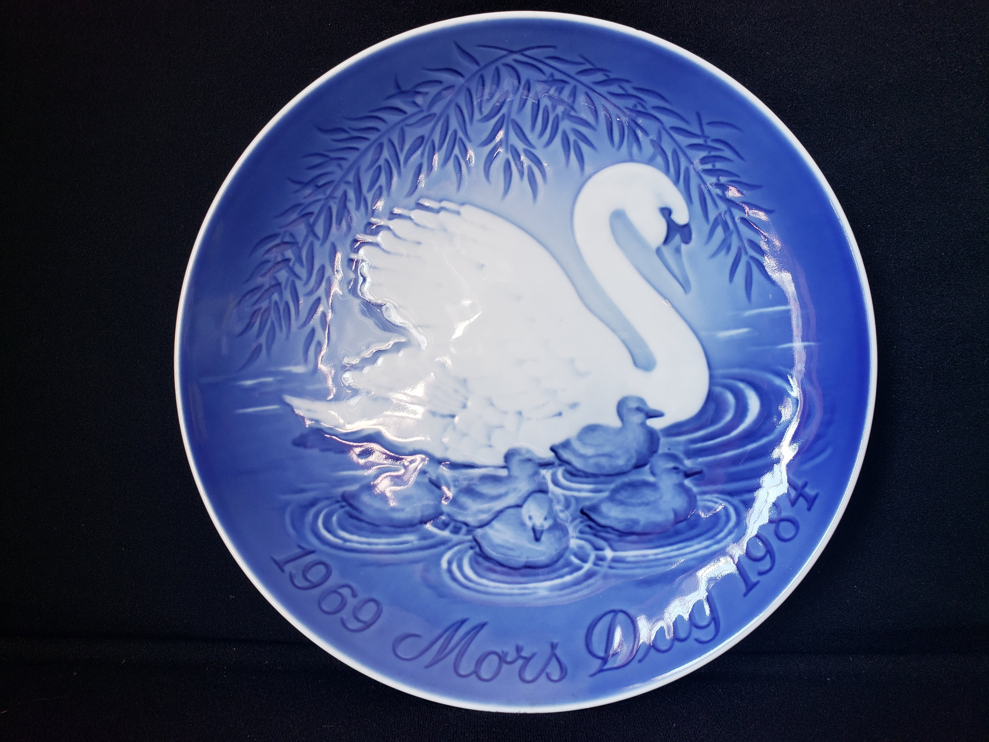 B & G Copenhagen Porcelain Wall Plate Mother's Day Swan Blue (lot 2197)