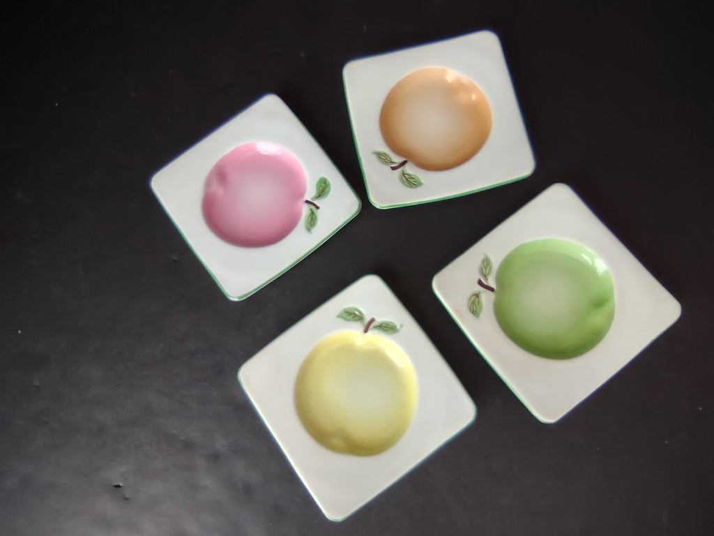 England Chelsea Set of 4 Small Square plates Apple Design (lot 1132)