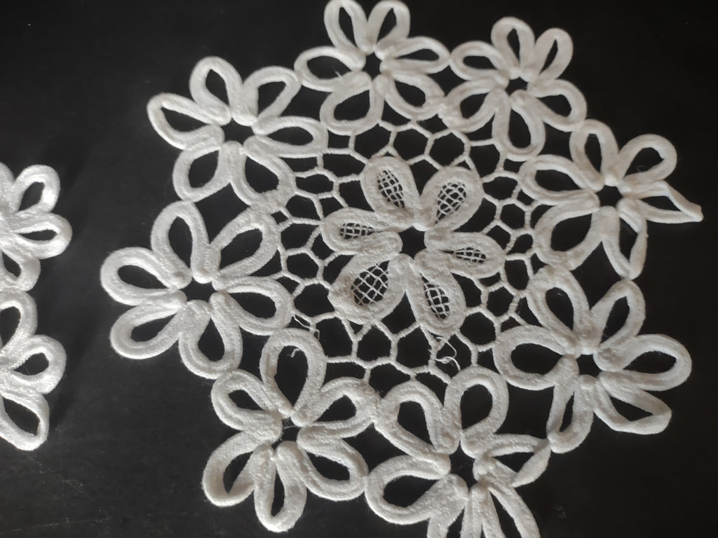 Set of 10 Snowflake Doilies 6" White (lot 1755)