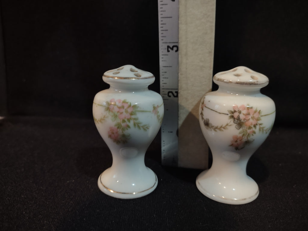 Vintage Small Salt and Pepper Shaker Japan Garland Floral (lot 5368)