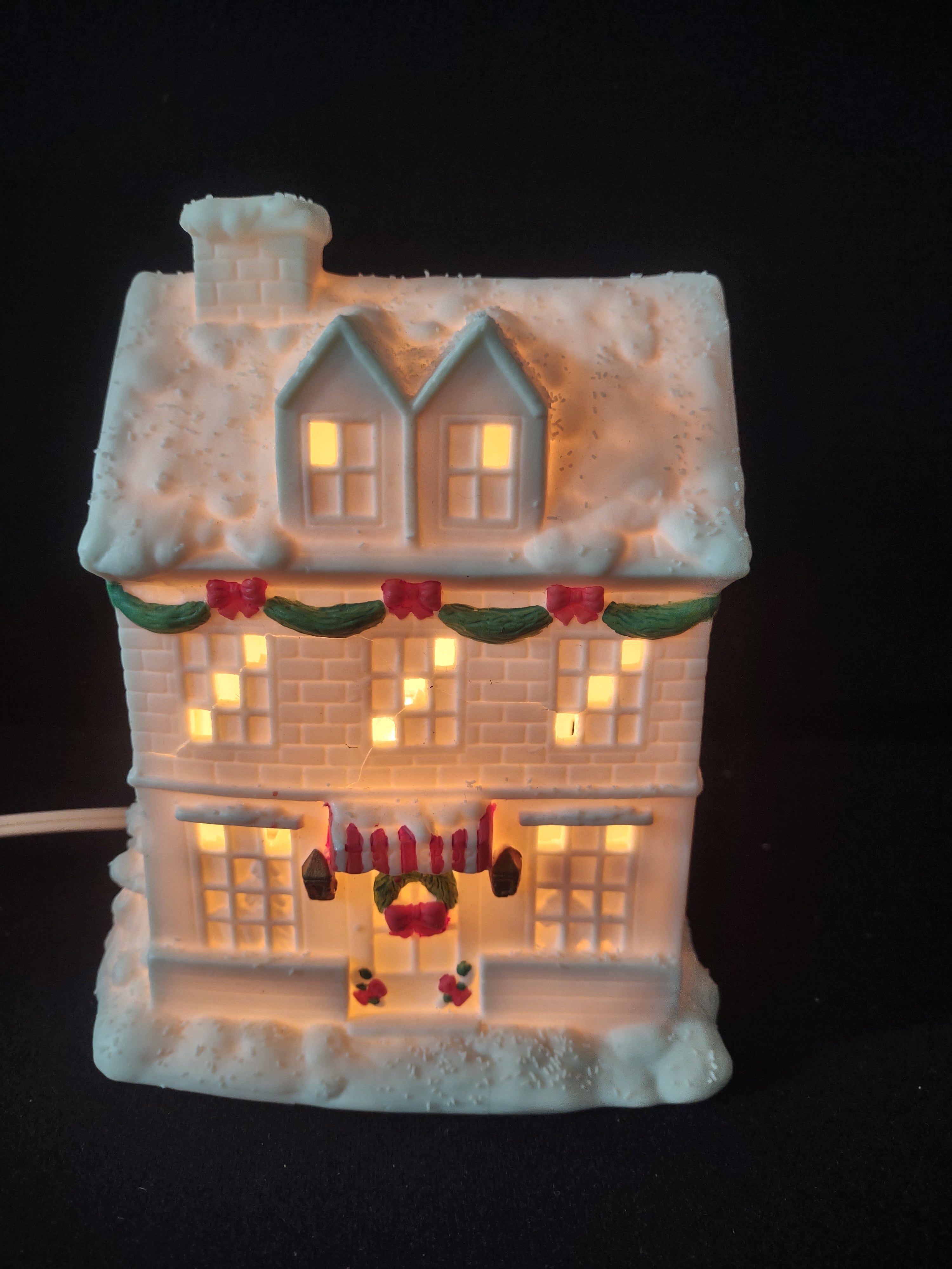 Vintage Thrift Drug Winter Wonderland Village Porcelain Light Up House (Lot 3597