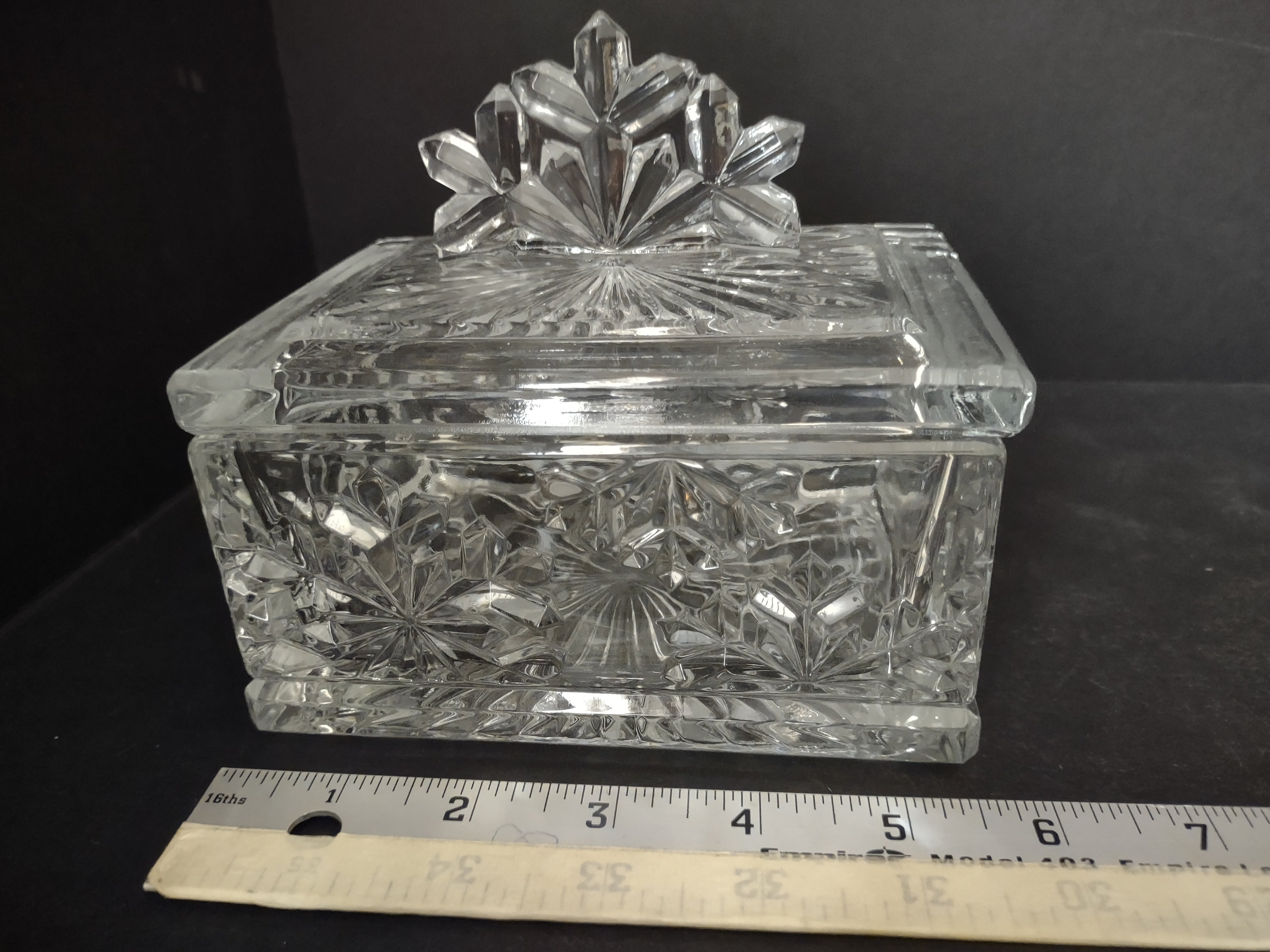 Vintage Snowflakes Christmas Glass Jewelry Box Made in USA (lot 2988c)