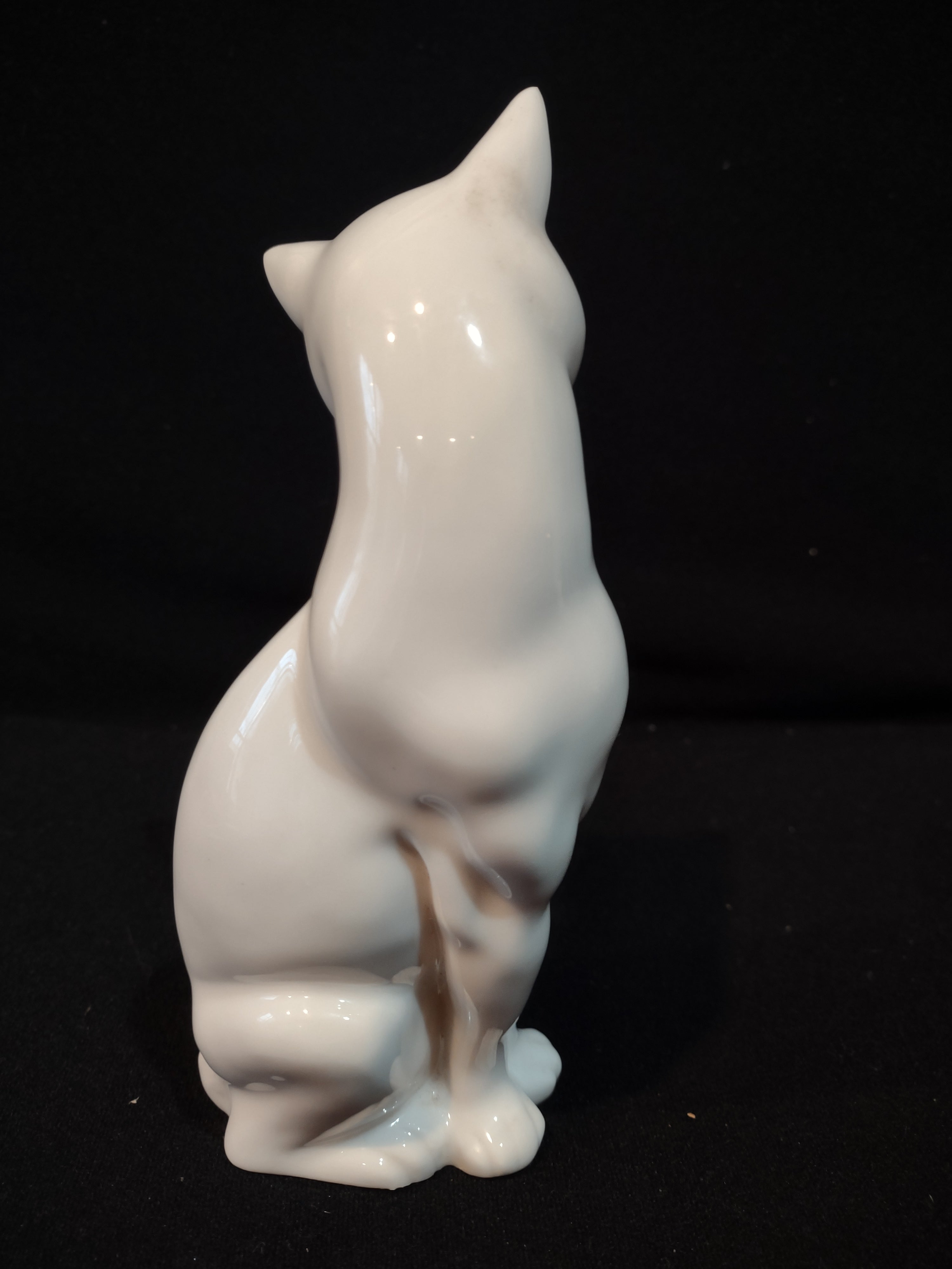 Vintage White Glaze Porcelain 7" Sitting Cat Figurine (Lot 5363)