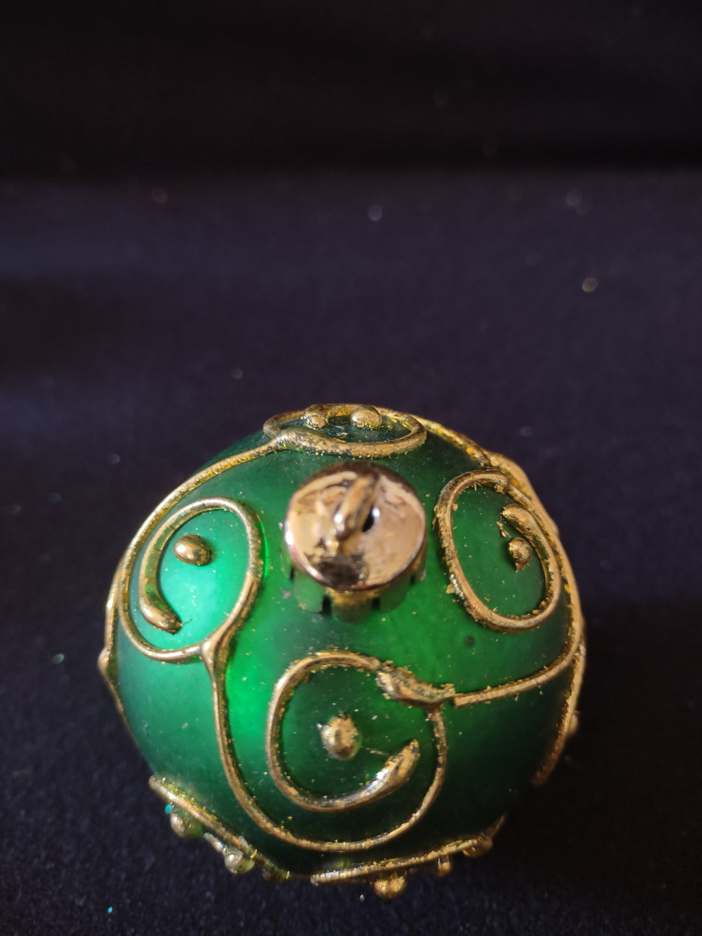 Christmas Ornaments Plastic 4 Green/Gold 4 Fuchsia/Silver 2 1/2" (Lot 4397)