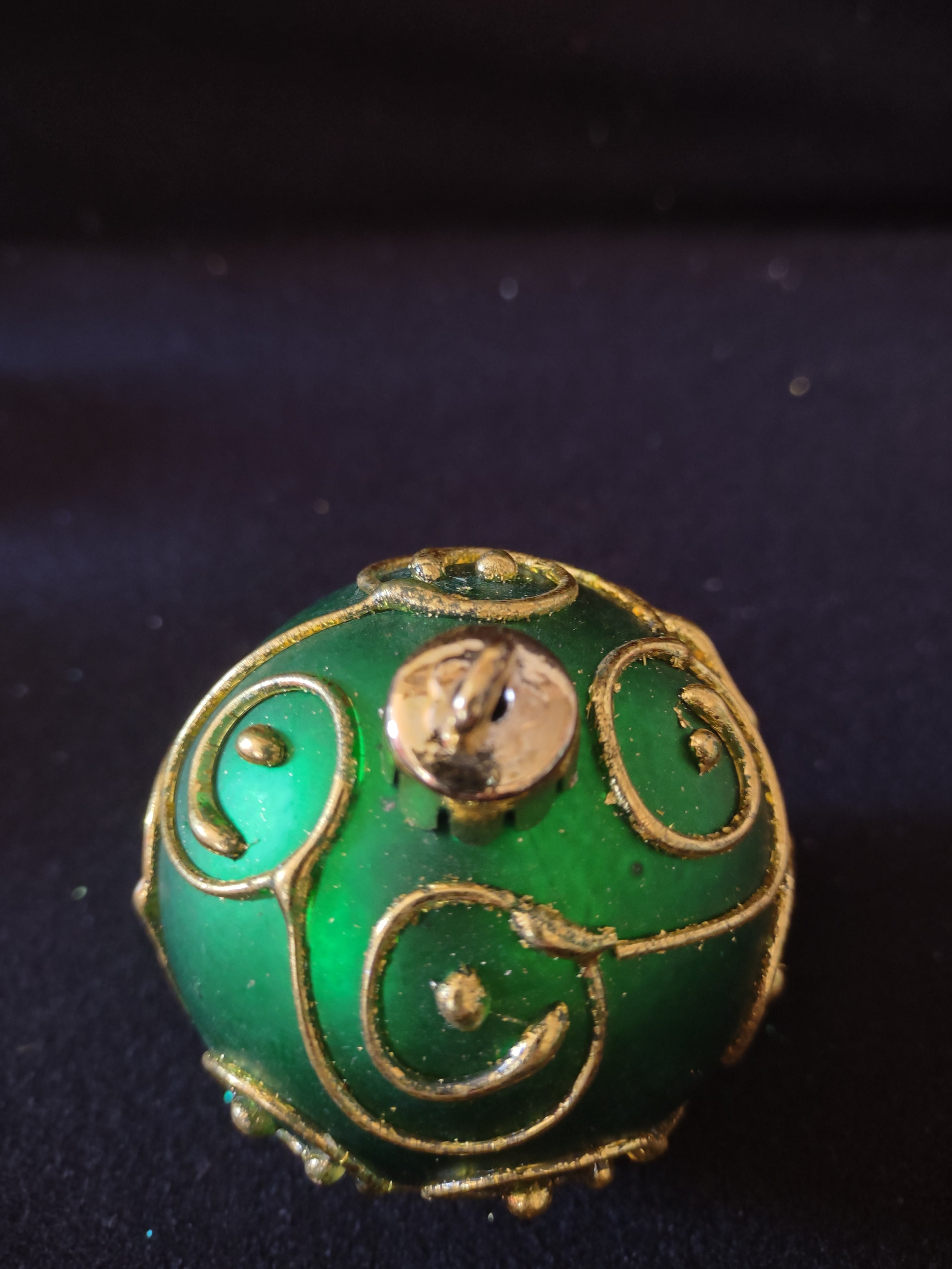 Christmas Ornaments Plastic 4 Green/Gold 4 Fuchsia/Silver 2 1/2" (Lot 4397)