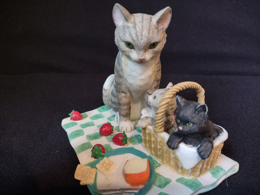 Lenox Family Picnic Mama Cat Kittens Strawberry & Cheese (lot 1633)