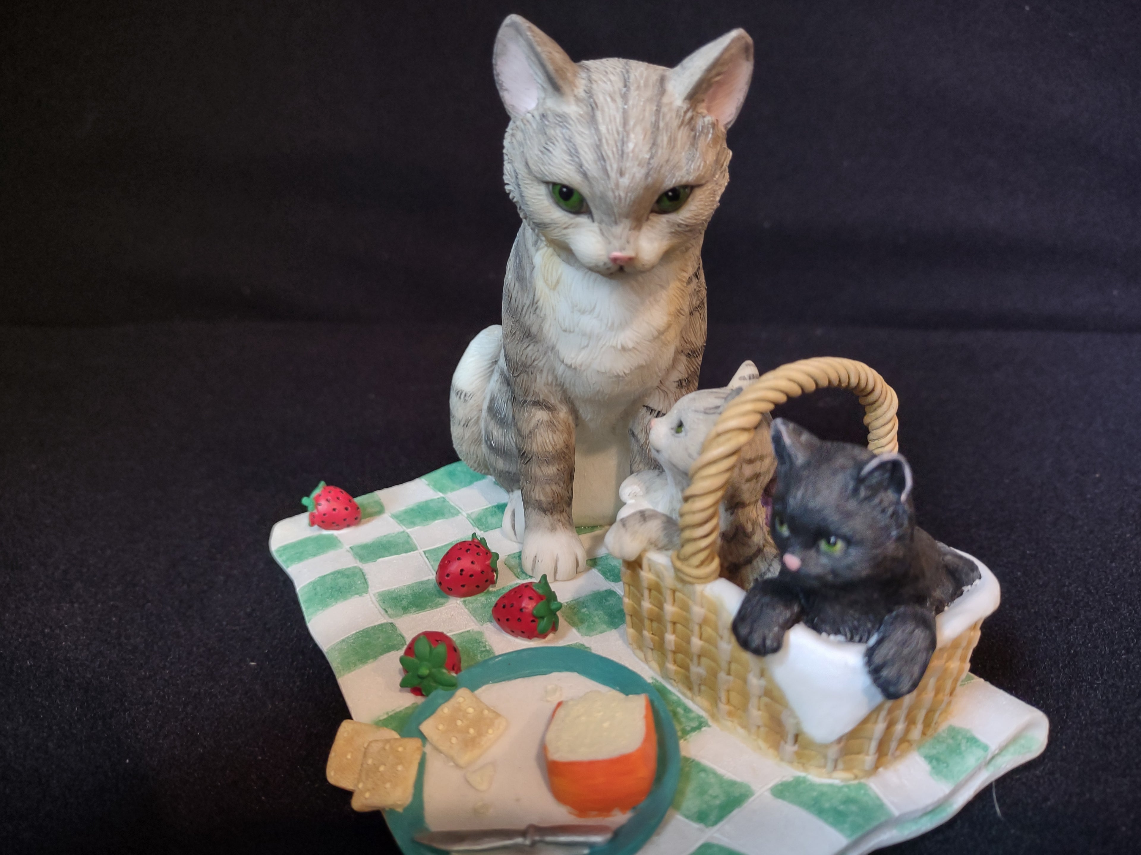 Lenox Family Picnic Mama Cat Kittens Strawberry & Cheese (lot 1633)