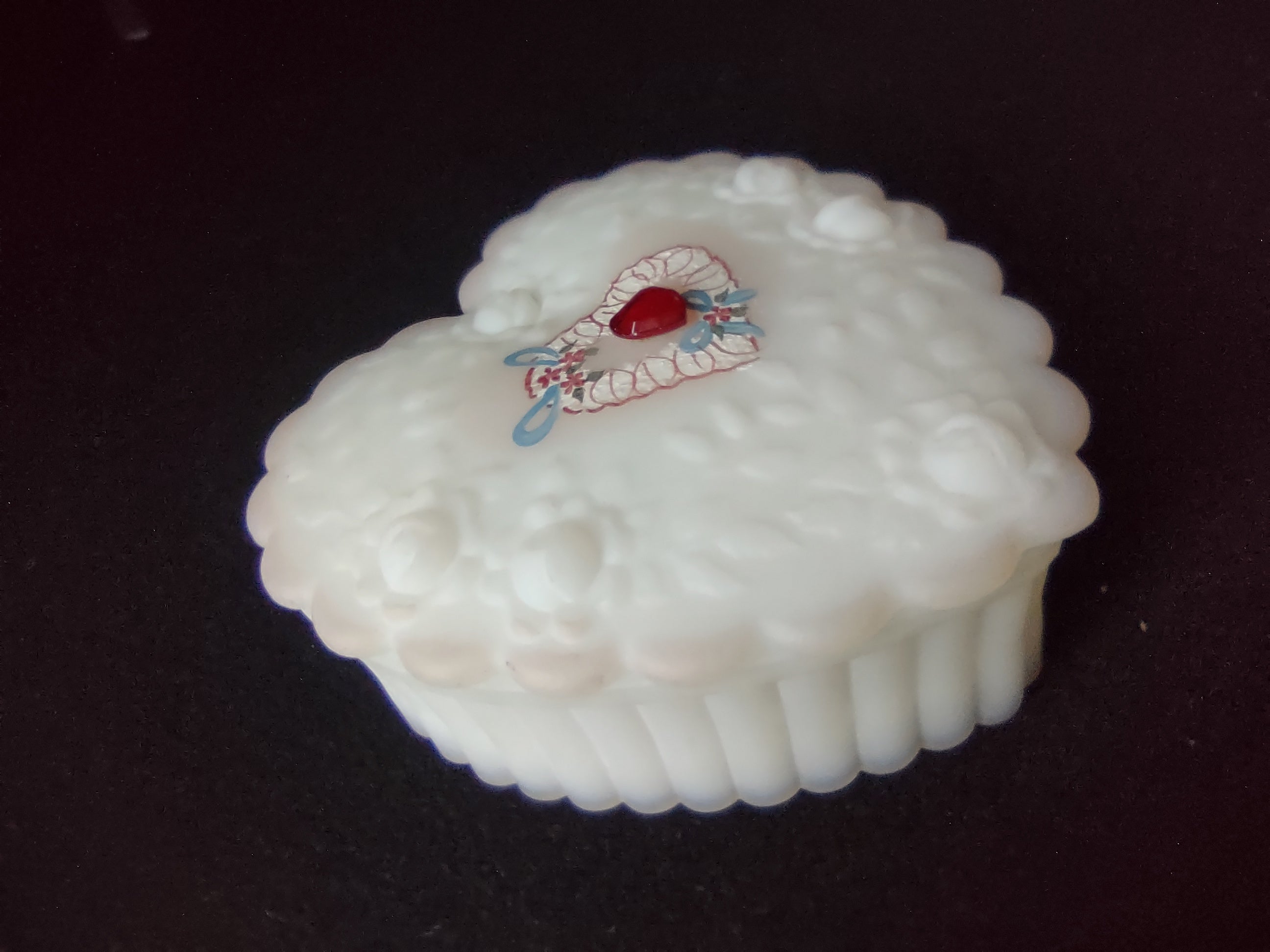Vintage Fenton Heart Shape Glass Trinket Box Hand Painted & Signed (lot 2694c )