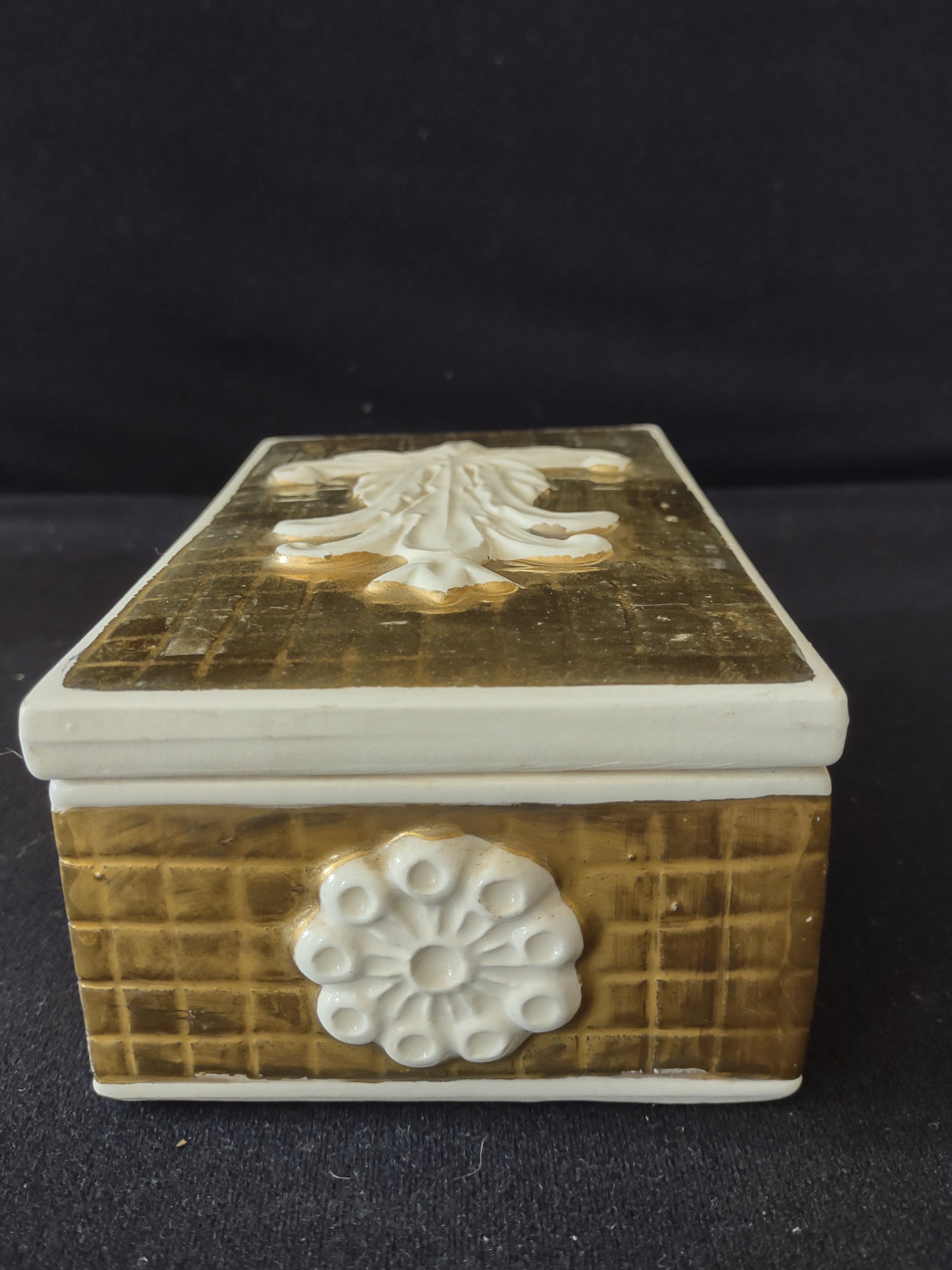 Vintage Trinket Box Raised Patterns Crossed Arrow Mark On Bottom (Lot 3319)