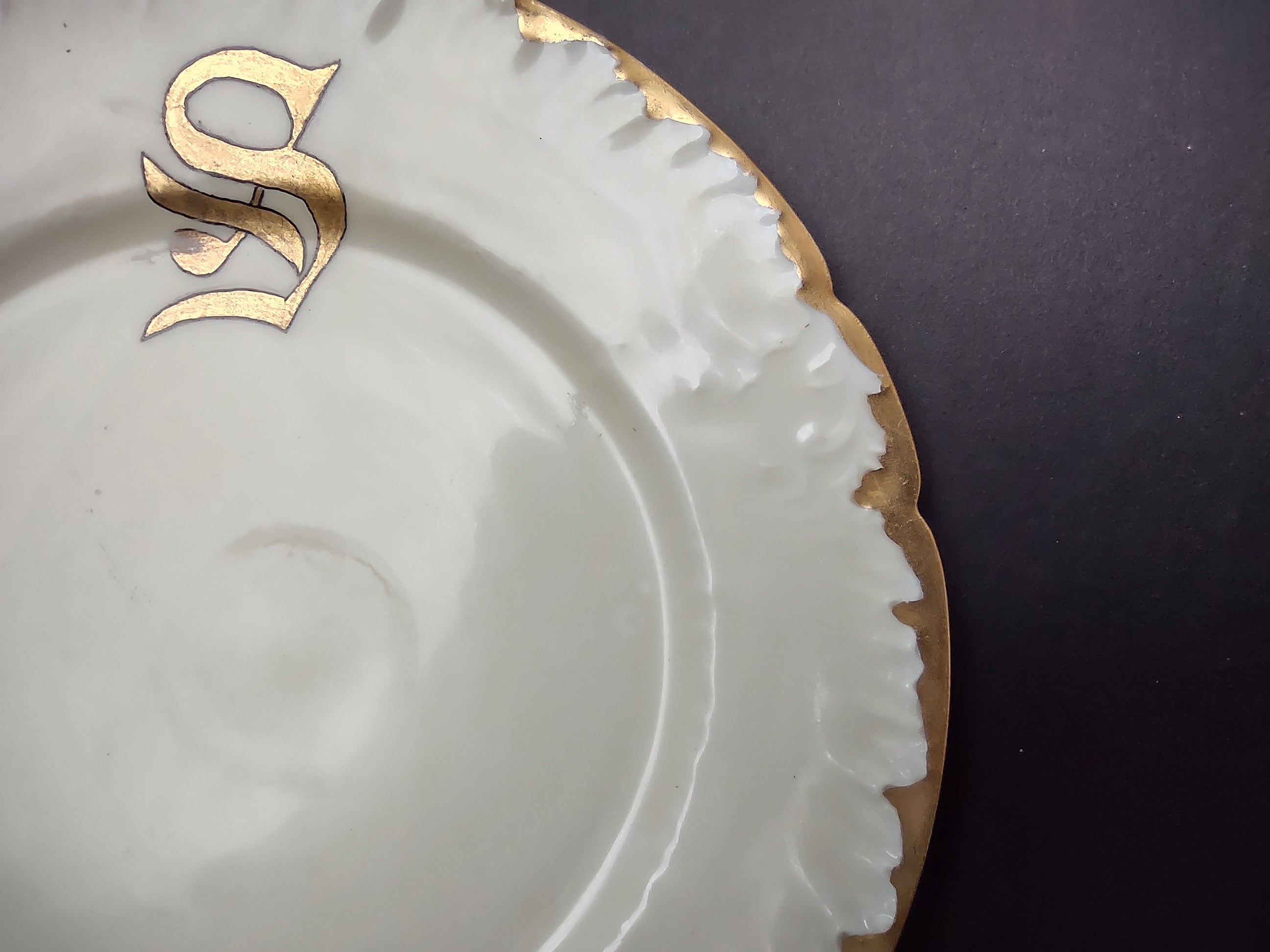 Wm. Guerin Limoges Dinner Plate Gold Trim French Chick Monogramm S (lot 986)