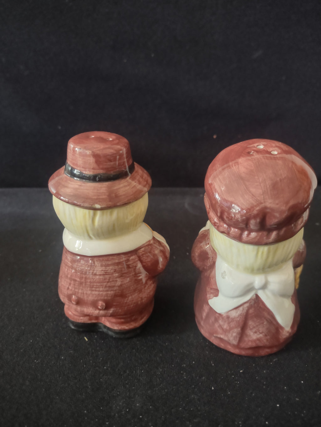 Thanksgiving/Fall Ceramic Pilgrim Salt And Pepper Shakers (Lot 3445)