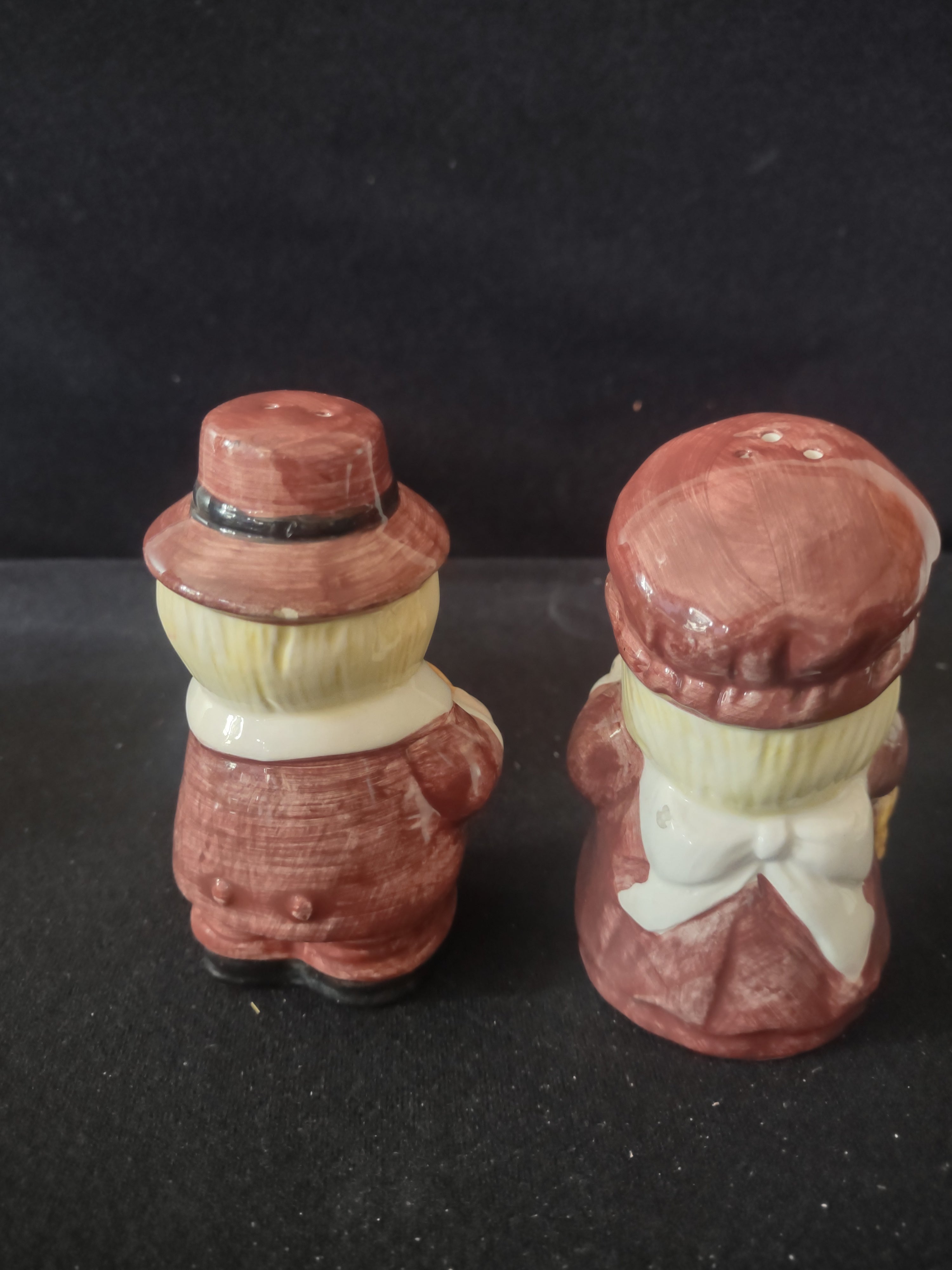 Thanksgiving/Fall Ceramic Pilgrim Salt And Pepper Shakers (Lot 3445)