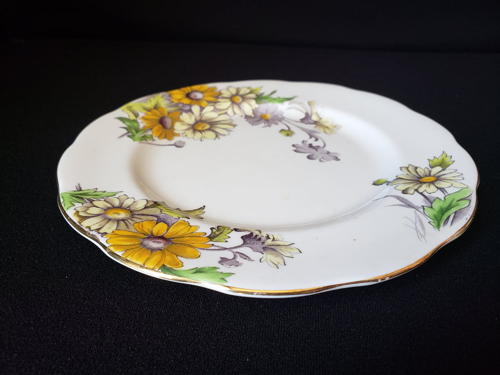 Vintage Royal Albert Daisy Dessert or Salad 8" Plate Flower of the Month (lot 2041)