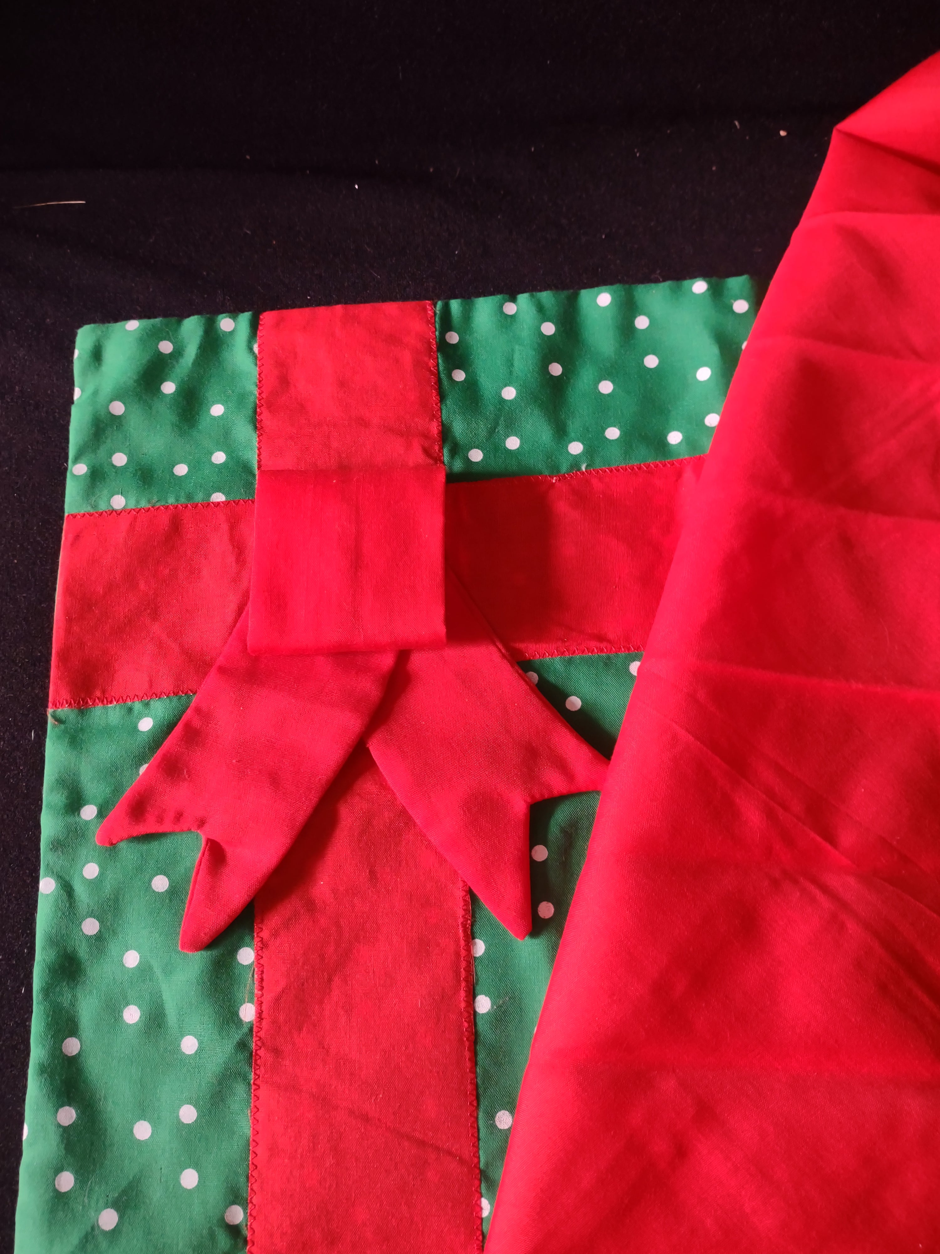 Christmas Gift Placemats Bow Napkins Set Of 4 (Lot 4373)
