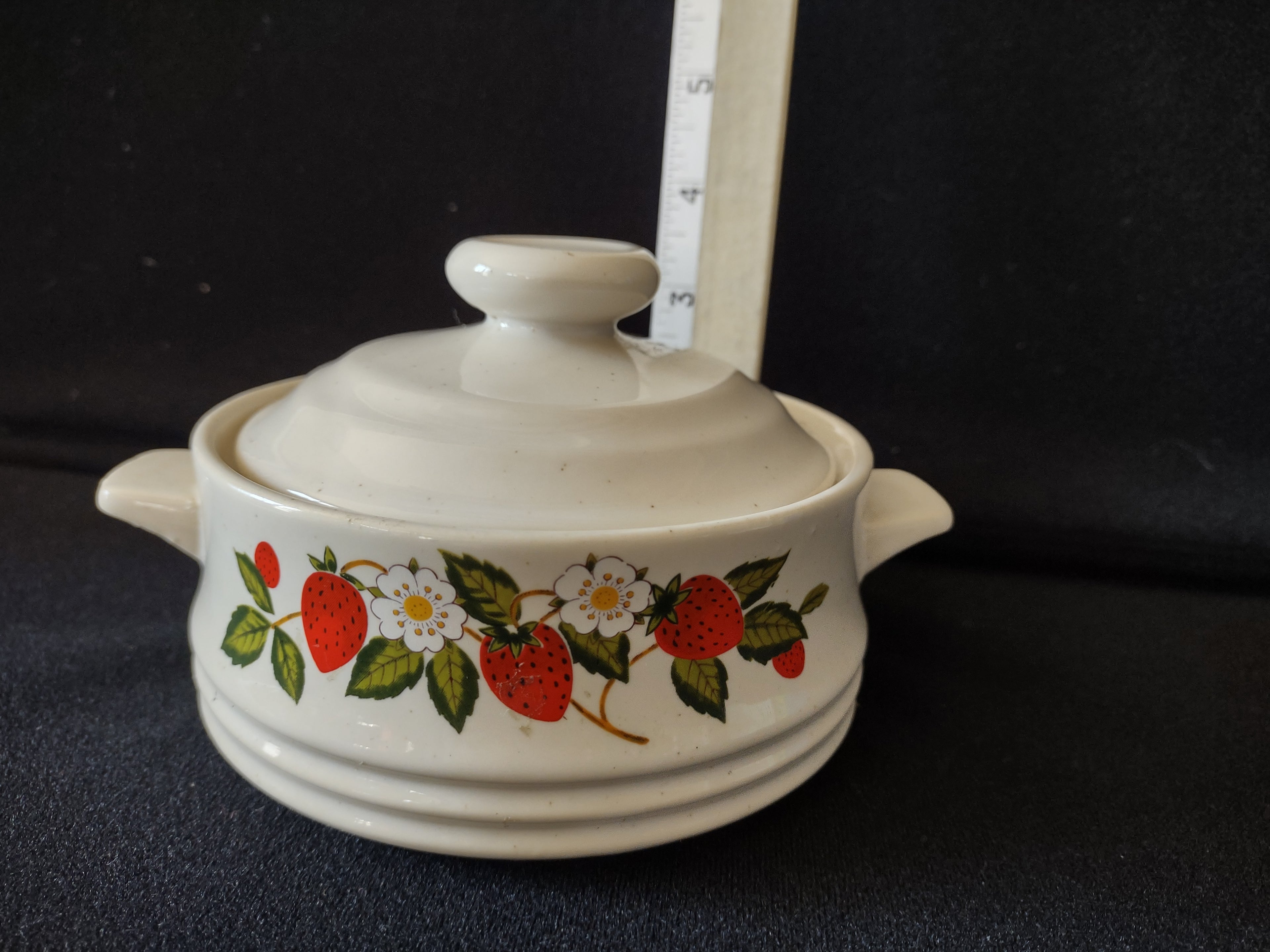 Vintage Sheffield Strawberries'n Cream Stoneware Sugar Bowl (lot 5395)