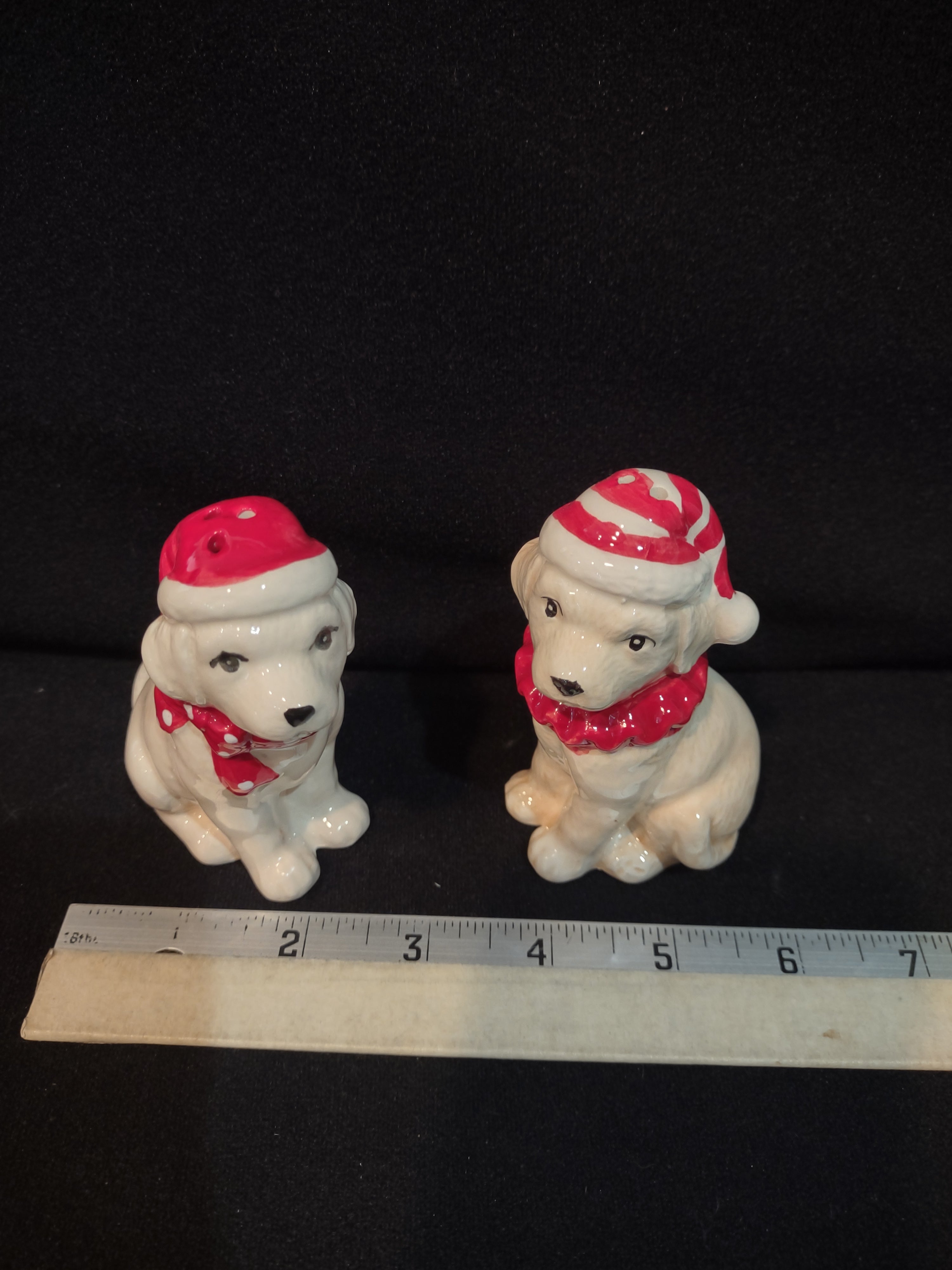 Vintage Christmas Ceramic Dog Puppy Salt Pepper Red Hats Scarves (Lot 4099)