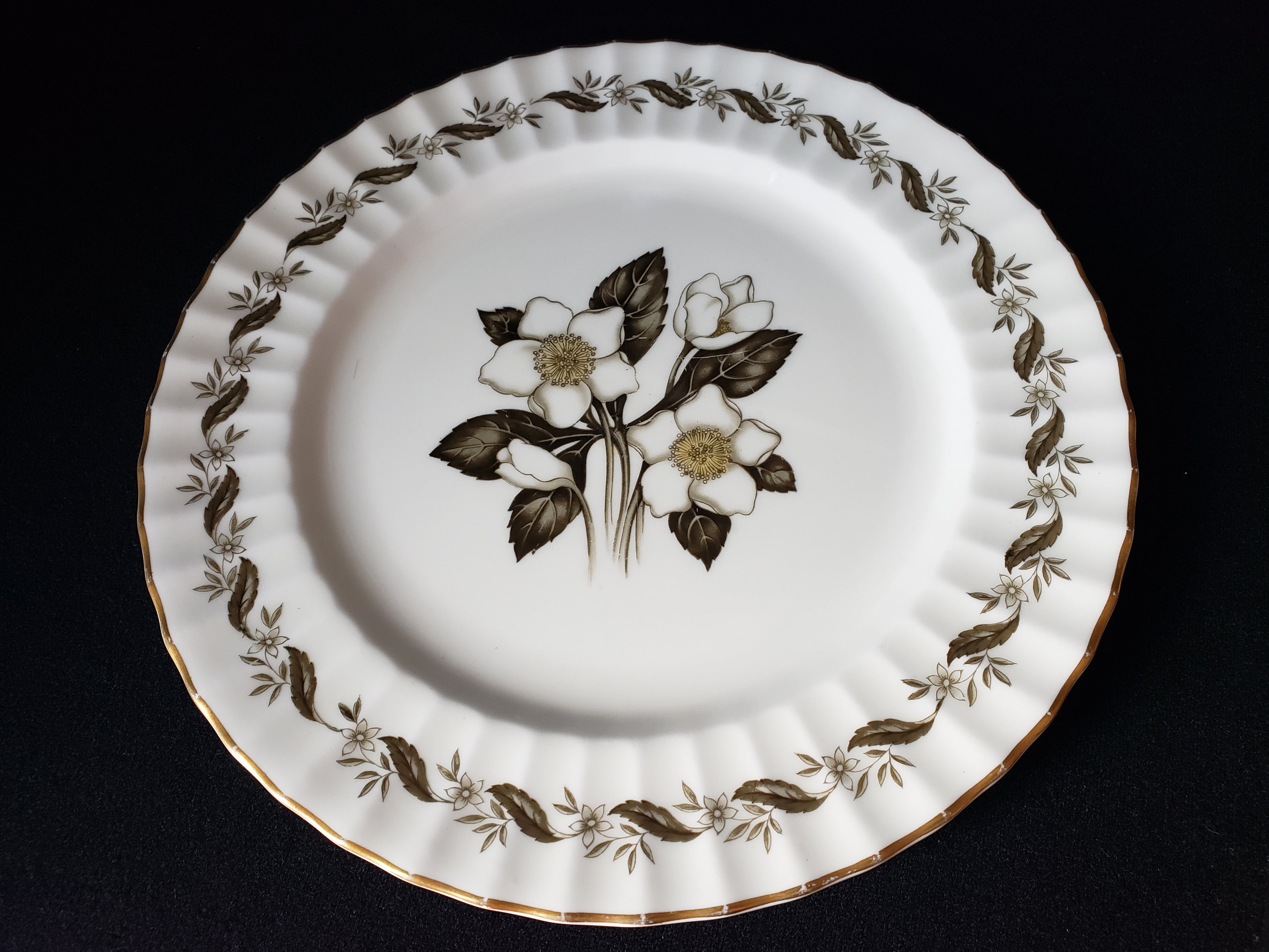 Vintage Royal Worcester Engadine Dinner Plate 10-1/2" (lot 2130)