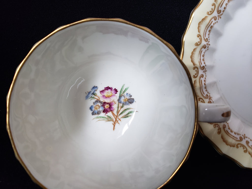 Vintage Royal Worcester Cromwell Tea Cup (lot 2100)