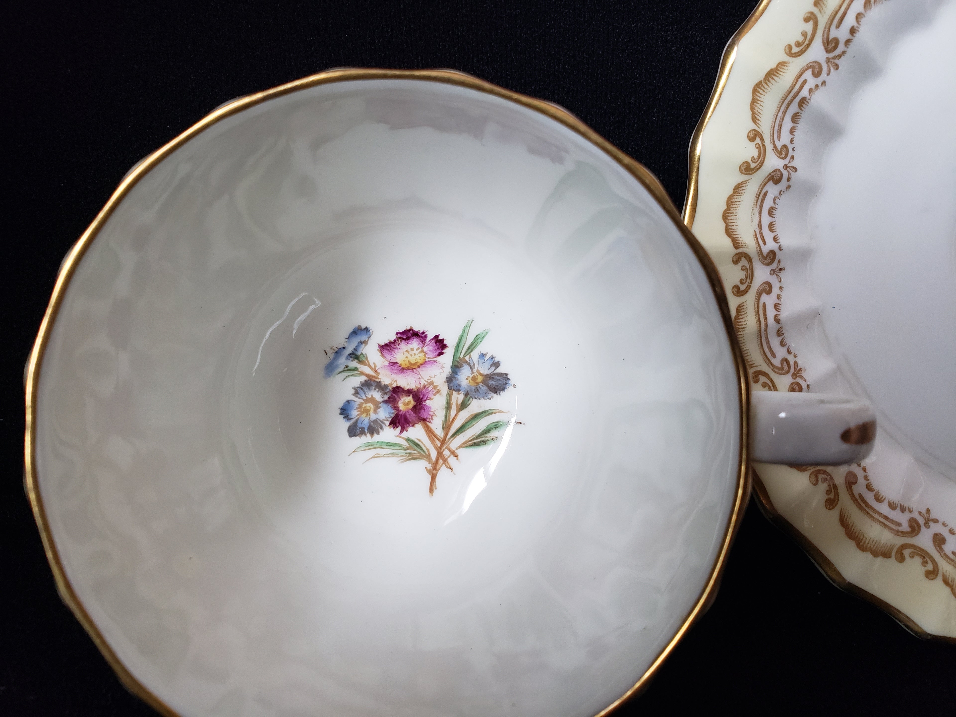 Vintage Royal Worcester Cromwell Tea Cup (lot 2100)