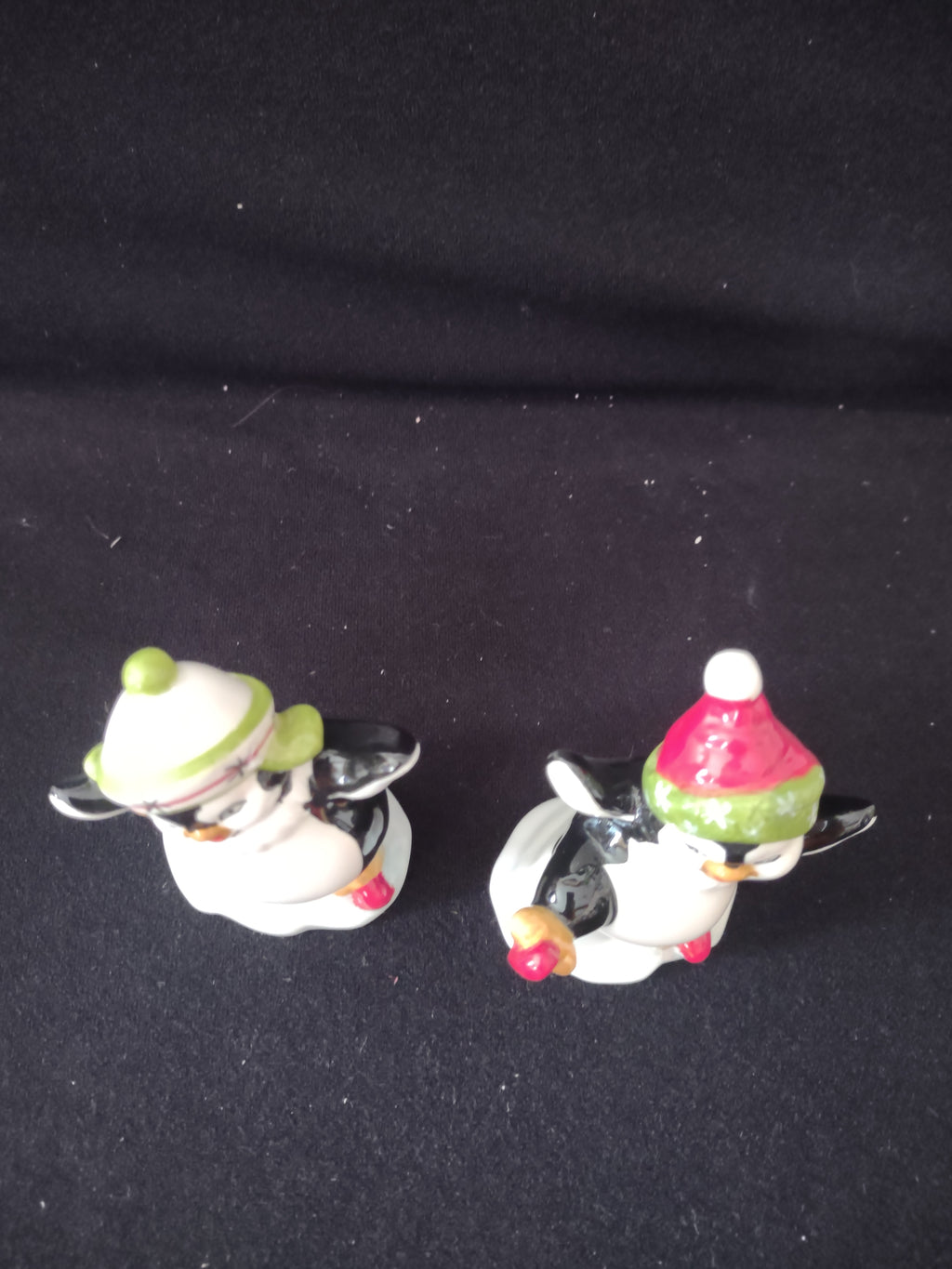 Vintage Christmas Penguins Skates Salt Pepper Set (Lot 4089)