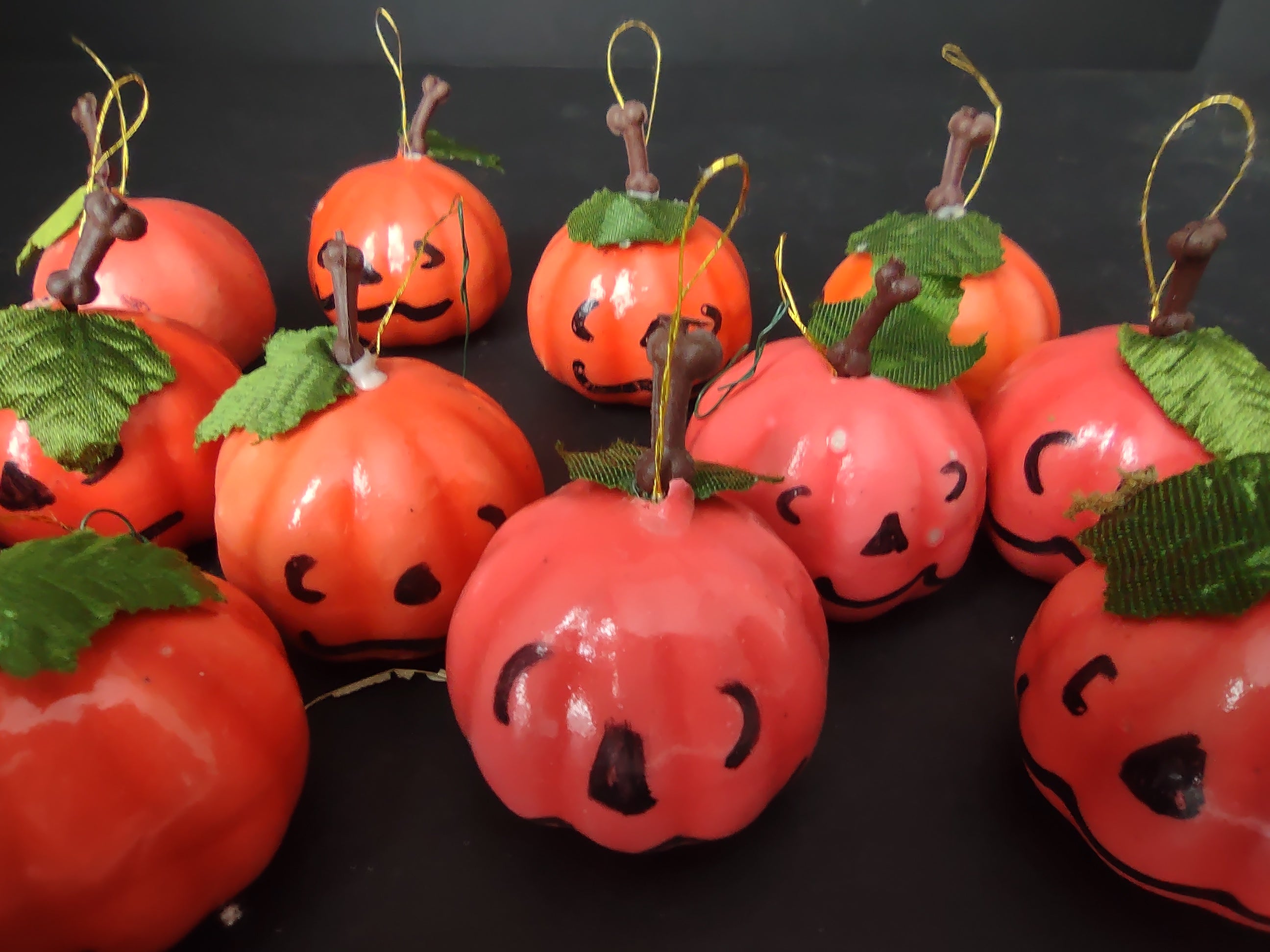 13 x Halloween Plastic Small Pumpkin Hanging Ornaments (lot 1144)