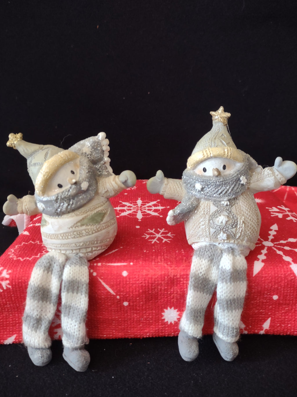 Christmas 4 Snowman Shelf Sitters Grey Beige Beanie Caps Star (Lot 3807)
