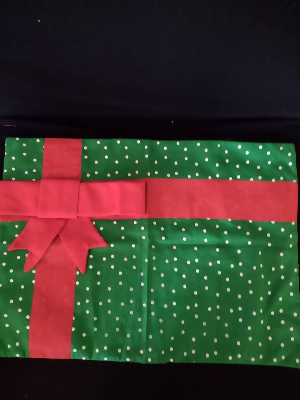 Christmas Gift Placemats Bow Napkins Set Of 4 (Lot 4373)