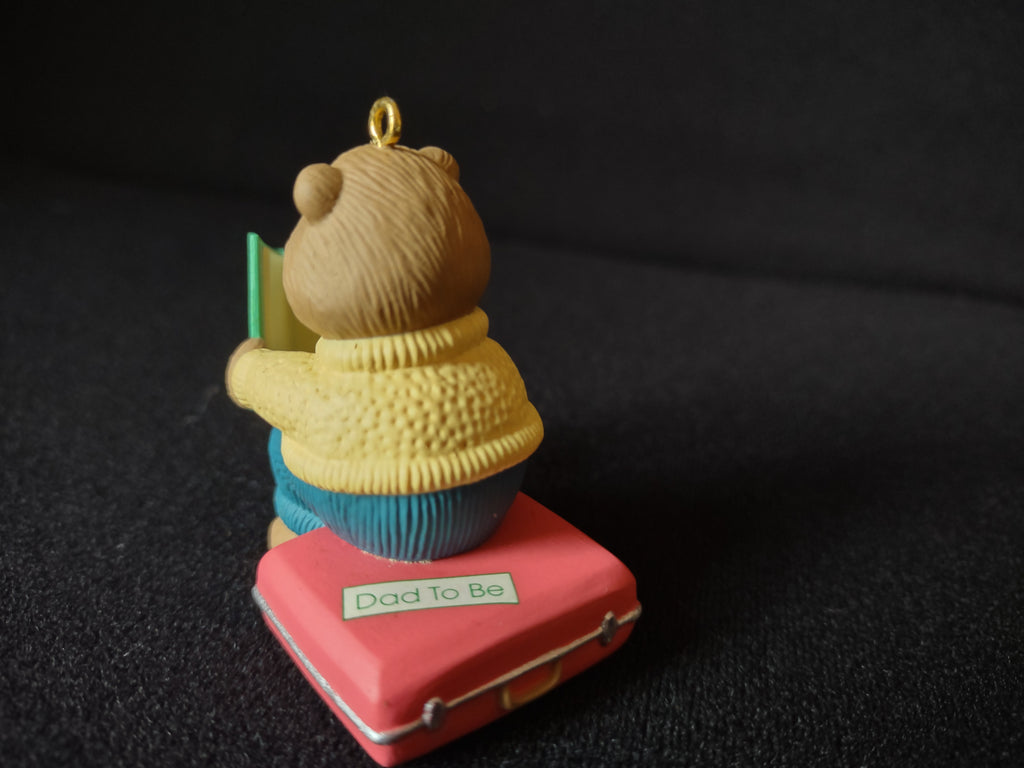 Hallmark 1995 Dad to Be Bear Figurine ornament Christmas (lot 1605)
