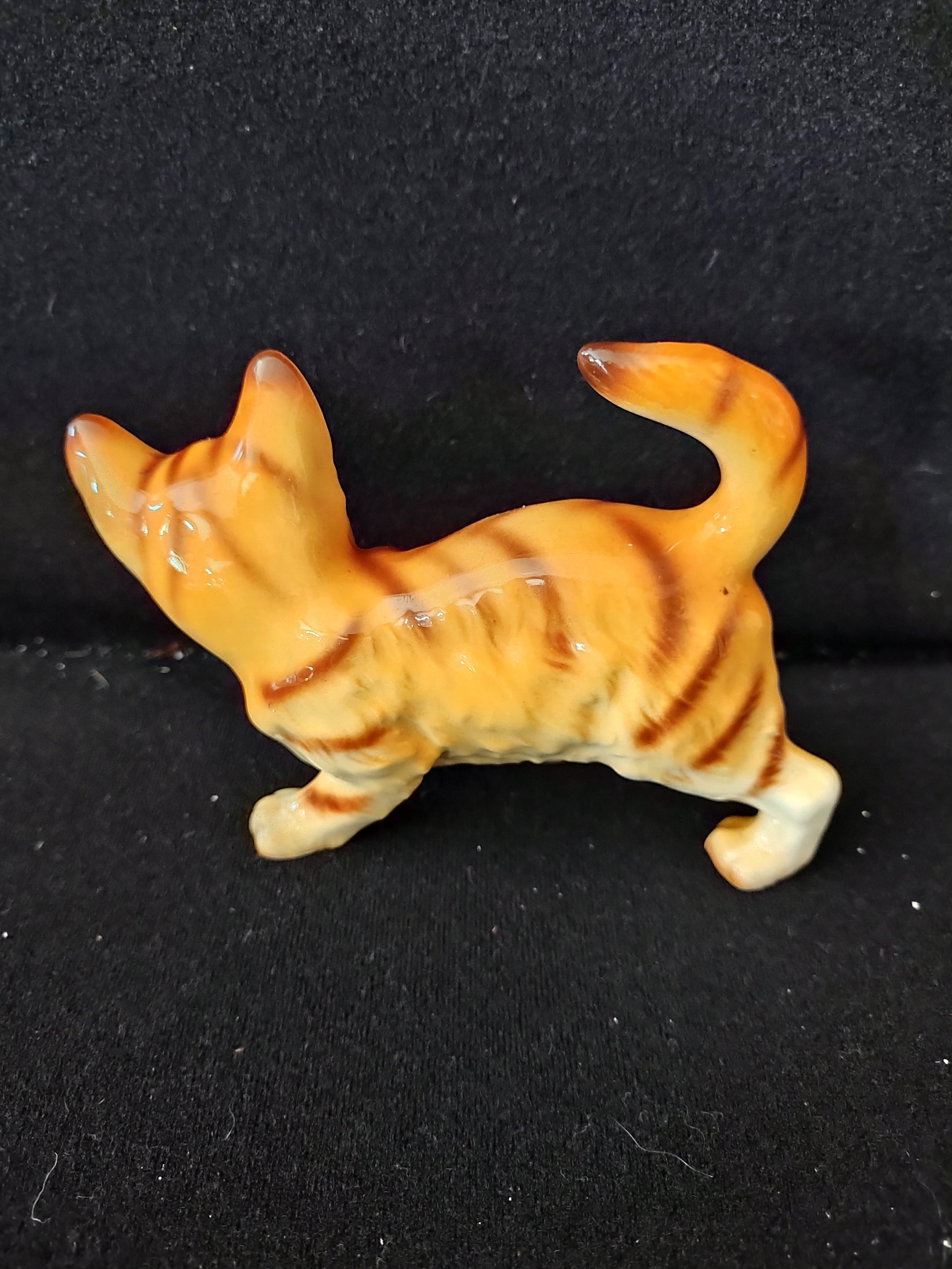 Vintage Hand Painted Porcelain Tabby Cat Collectable Figurine (Lot 3897)