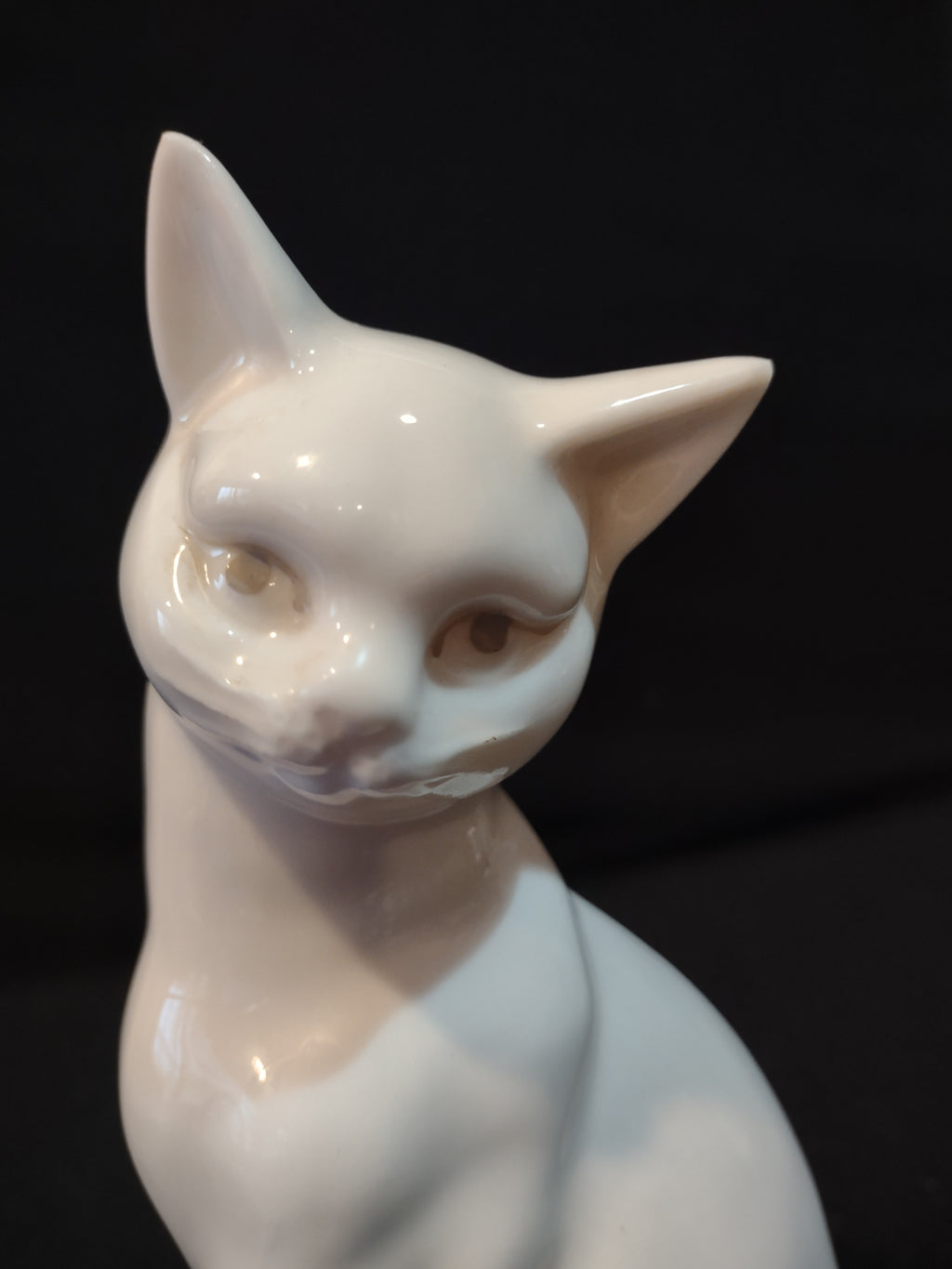 Vintage White Glaze Porcelain 7" Sitting Cat Figurine (Lot 5363)