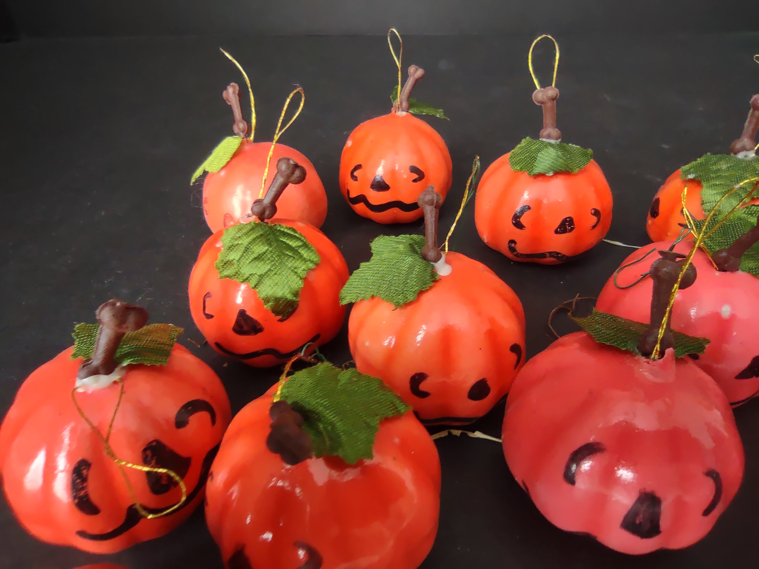 13 x Halloween Plastic Small Pumpkin Hanging Ornaments (lot 1144)