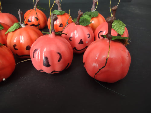 13 x Halloween Plastic Small Pumpkin Hanging Ornaments (lot 1144)