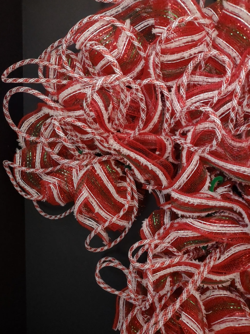Christmas Mesh Ribbon Decor Candy Cane Wreath Handmade (lot 1410)