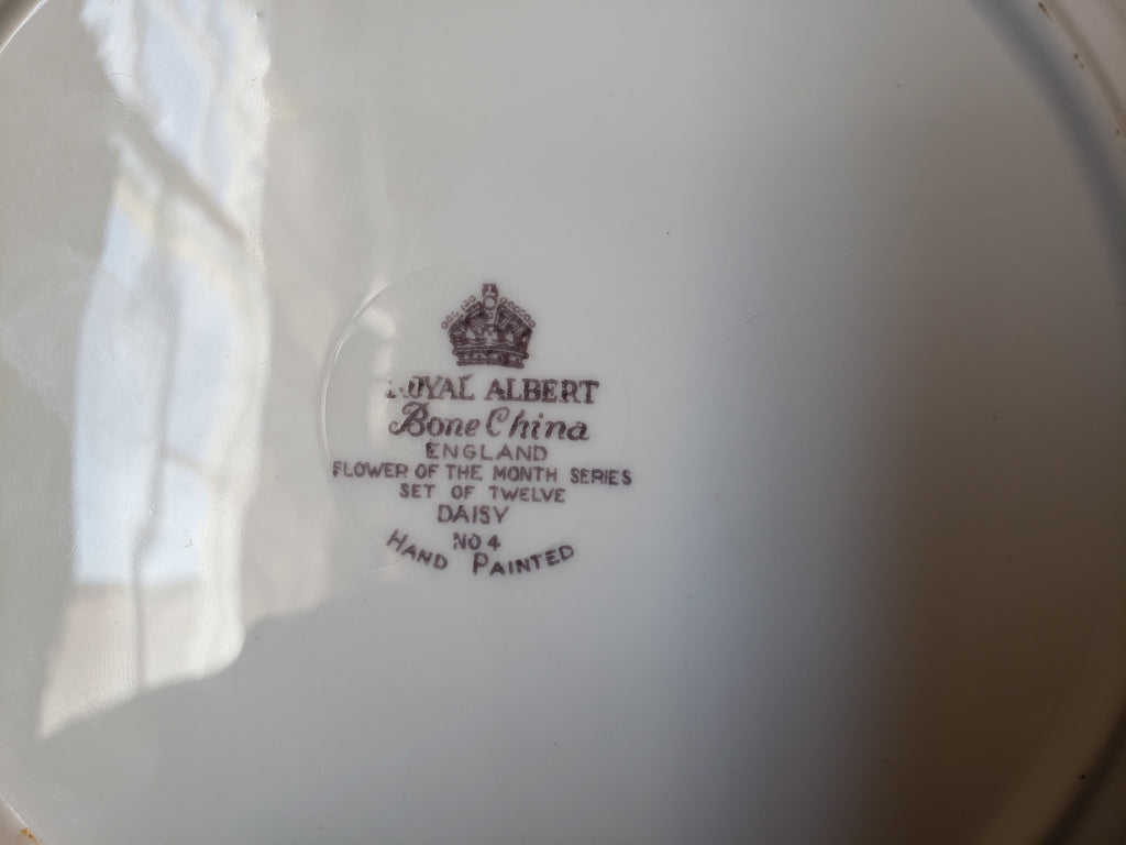 Vintage Royal Albert Daisy Dessert or Salad 8" Plate Flower of the Month (lot 2041)
