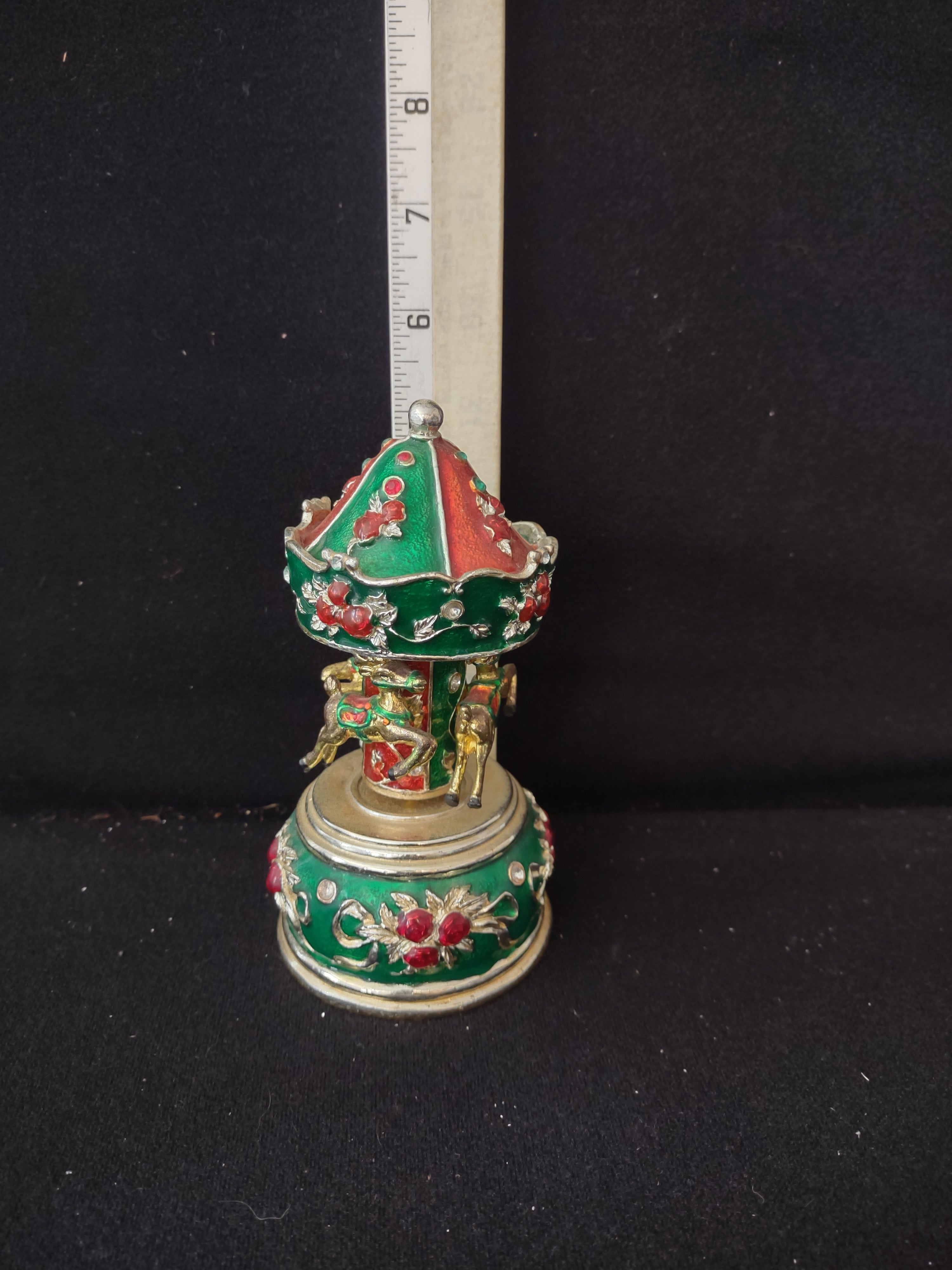 Vintage Small Metal Christmas Reindeer Musical Carousel (Lot 3725)